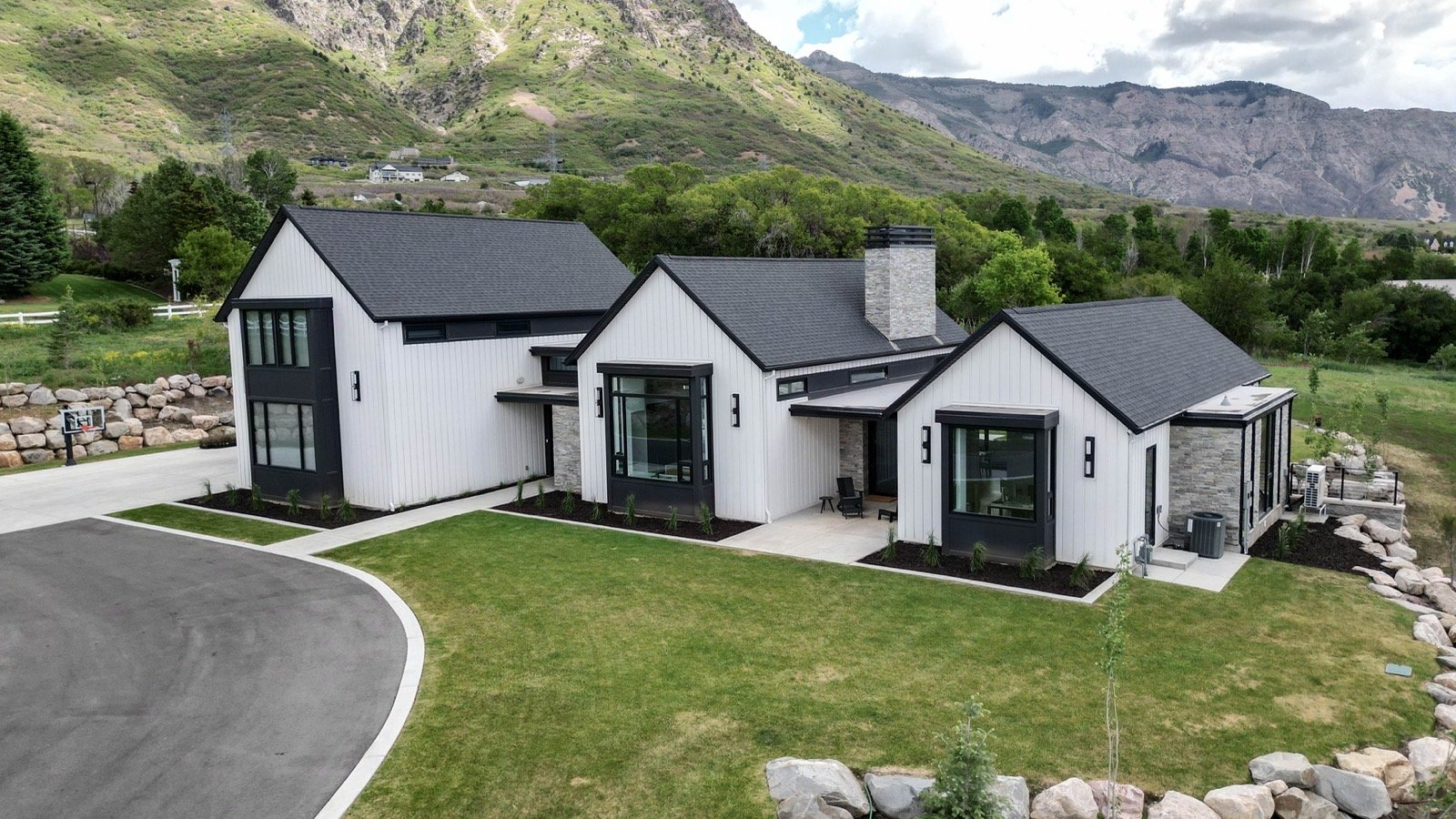 mountain-modern-custom-home-utah-exterior00010-gallery_1600.jpeg