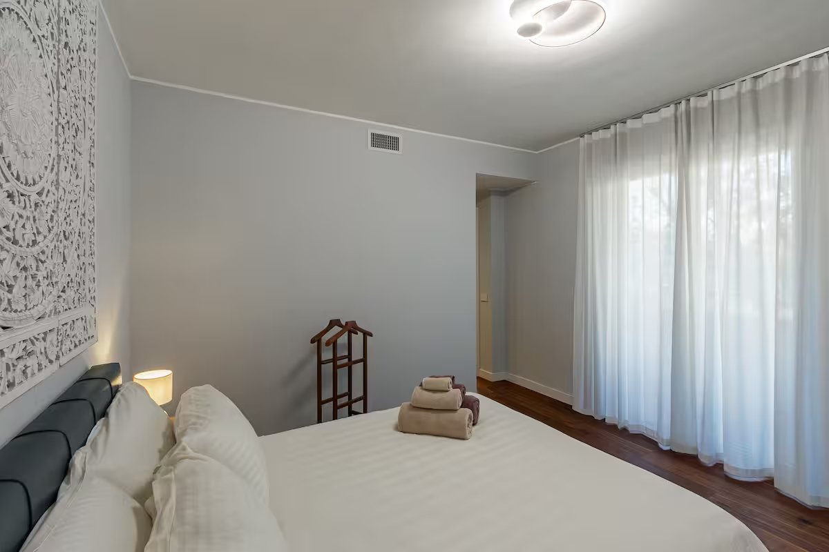 Camera da letto con letto matrimoniale in villa Ceratti | WI-FI e arica condizionata | Ampio parcheggio interno e giardino privato | RaDa Homes di Daniela Raparoli 