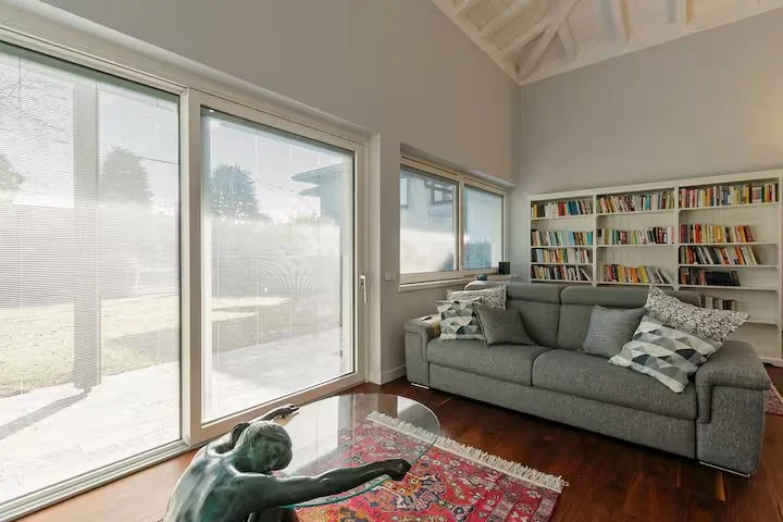 Villa 6/8 posti letto per brevi e lunghi soggiorni | Aria Condizionata - WI-FI . Ampio Giardino privato e garage coperto Con possibilità di ampi spazi interni per parcheggiare mezzi aziendali . Villa Ceratti - Cassano Magnago . RaDa Homes 