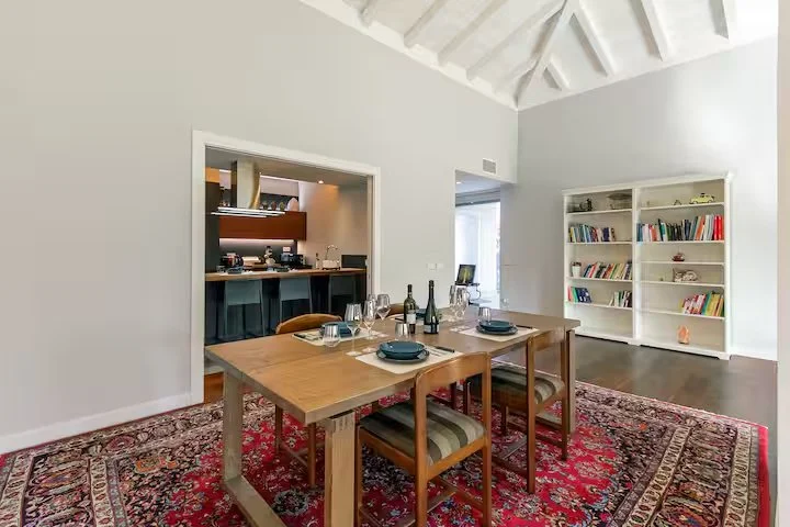 Spazioso soggiorno adatto per trasfertisti e perdonale aziendale in villa indipendente con giardino privato, barbecue e grande patio | Wi-Fi e aria condizionata | RaDa Homes di Daniela Raparoli 