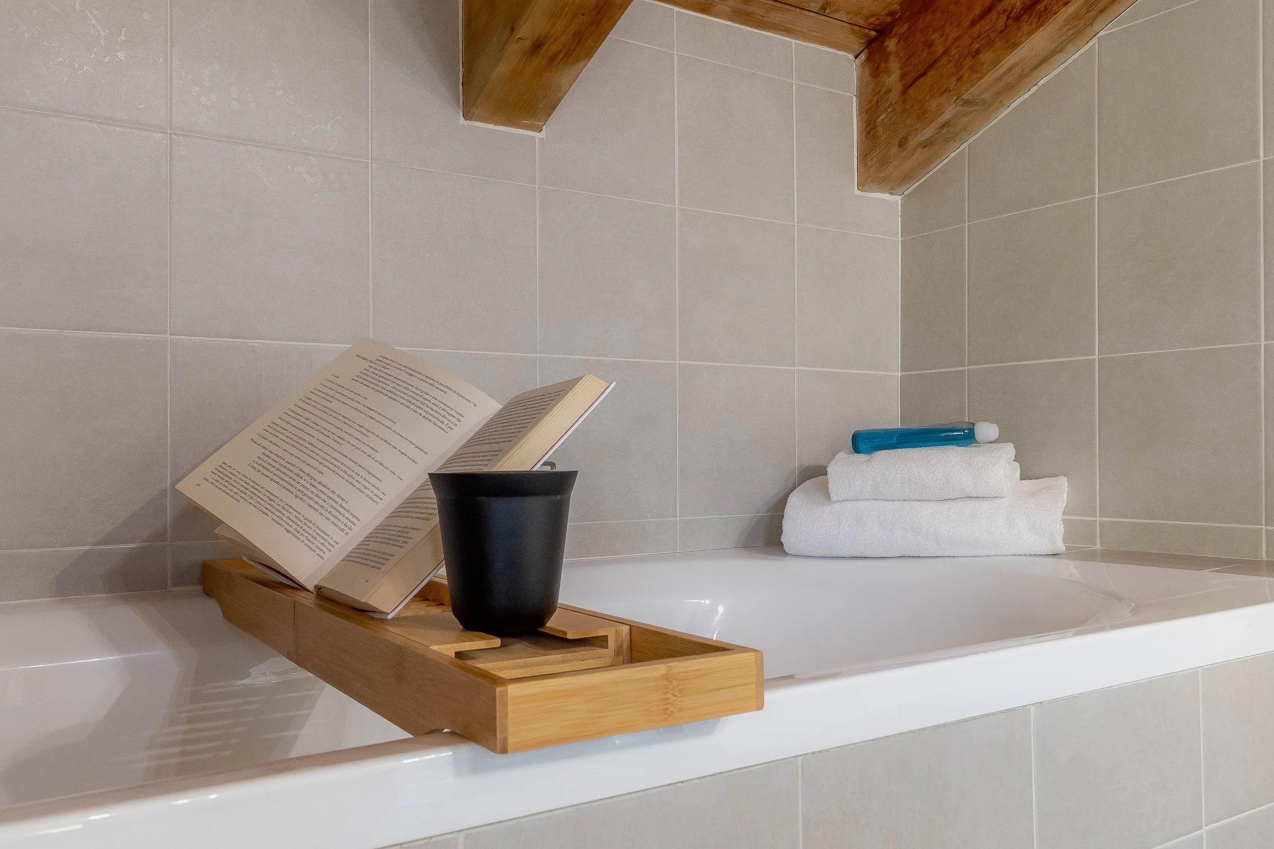 Foresteria aziendale | vasca da bagno peer maggiore relax | fornitura  asciugamani e biancheria da letto |  Bagno privato in camera | Le Quattro Stelle Villa a Cardano al Campo Varese | RaDa Homes di Daniela Raparoli 