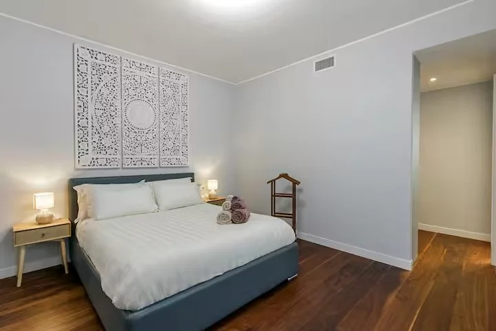 Camera da letto con letto matrimoniale in villa Ceratti | WI-FI e arica condizionata | Ampio parcheggio interno e giardino privato | RaDa Homes di Daniela Raparoli 
