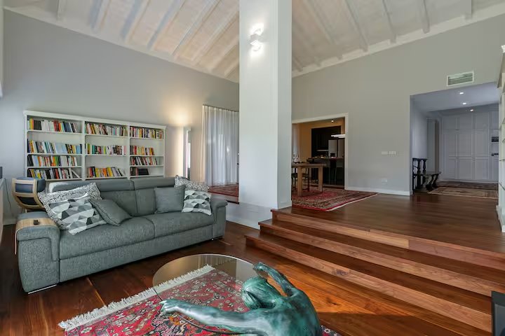 VIlla 6/8 posti letto su unico piano adatta per riprese e shooting fotografici | Villa Ceratti 180 mq | Grande giardino privato e ampio parcheggio adatto a mezzi grandi e con tanto materiale - RaDa Homes di Daniela Raparoli 
