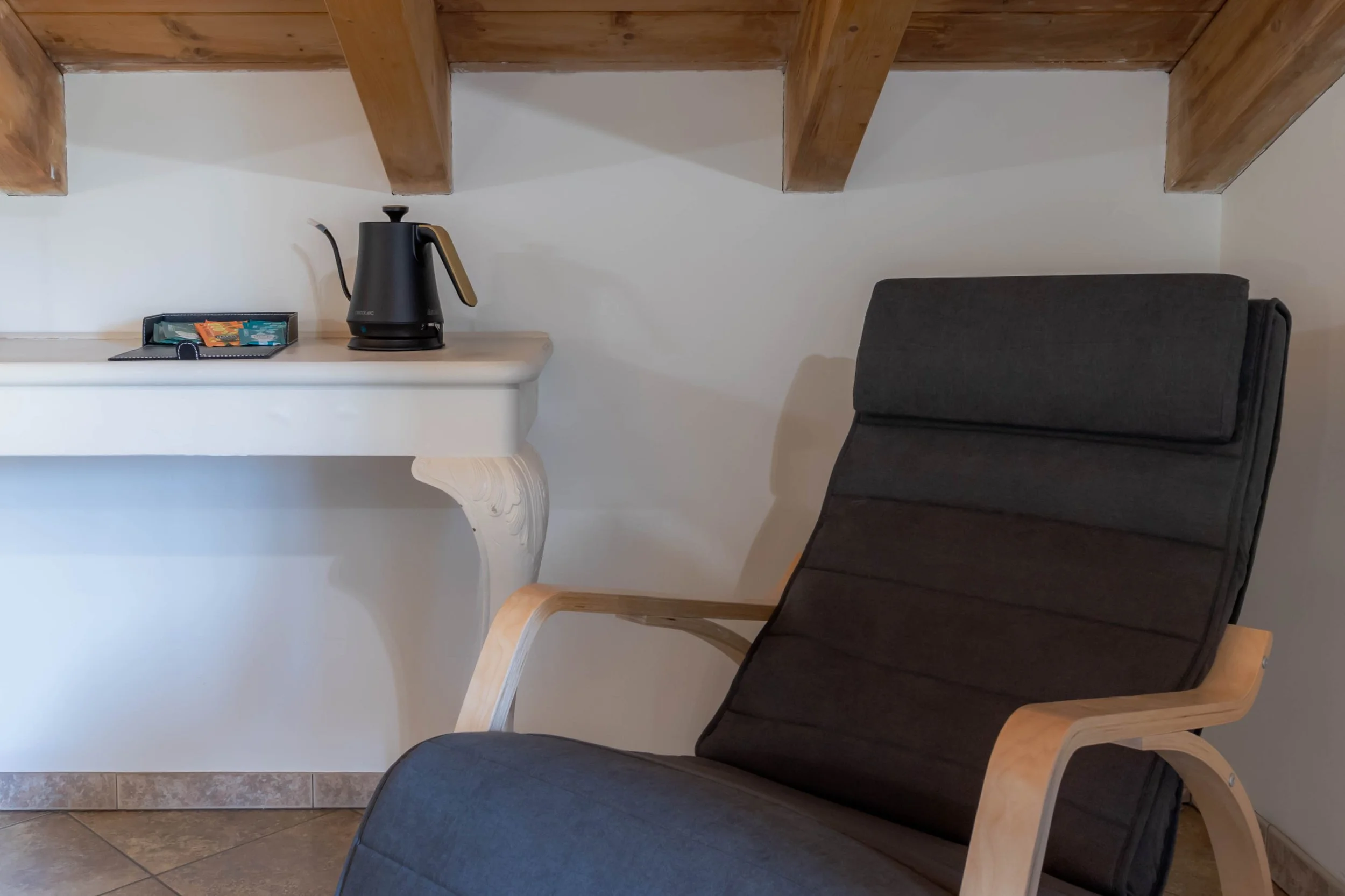 Spacius bedroom with twing beds for contractors and workforce housing near Malpensa | WI-FI | Conditional air | RaDa Homes di Daniela Raparoli 