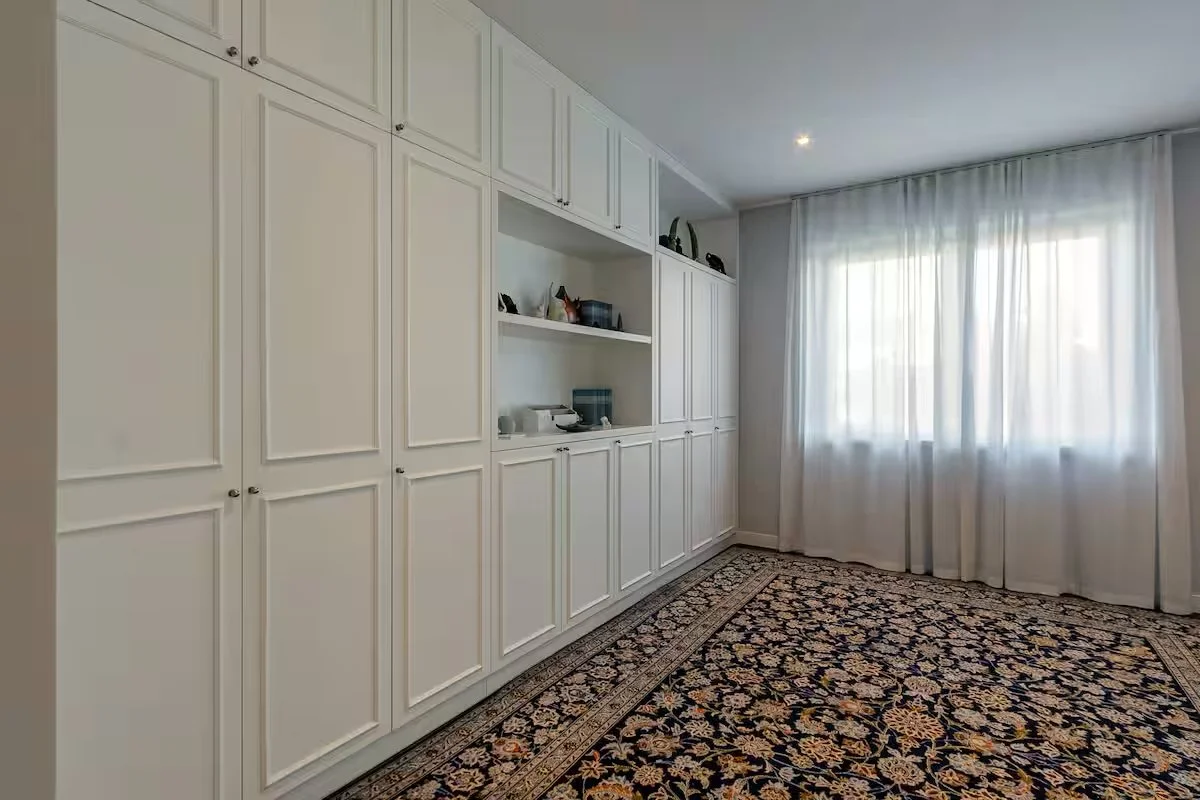 Prestigiosa villa per riprese cinematografiche o shooting fotografici | Ampio parcheggio interno con telecamere di sorveglianza e impianto di allarme | Villa su unico piano di 180 MQ | Villa Ceratti Cassano Magnago | RaDa Homes di Daniela Raparoli 