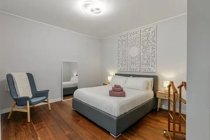 Camera da letto con letto matrimoniale in villa Ceratti | WI-FI e arica condizionata | Ampio parcheggio interno e giardino privato | RaDa Homes di Daniela Raparoli 