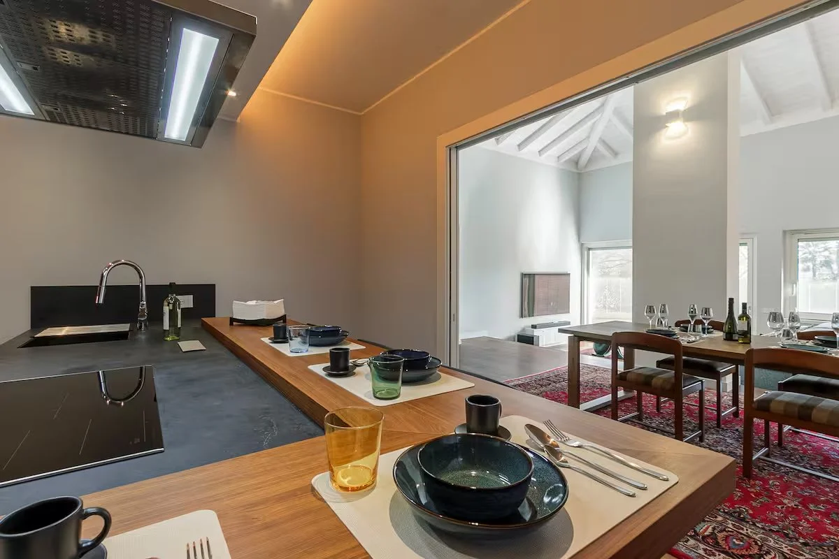 Cucina con grande open space | Villa 6/8 posti letto - Villa Ceratti a Cassano Magnago | Self Check in | Aria Condizionata e WI_FI | Lavastoviglie e cucina completa ! RaDa Homes 