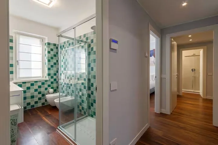 Panoramica zona notte . La villa è composta da tre camere e tre bagni . Villa Ceratti | RaDa Homes 