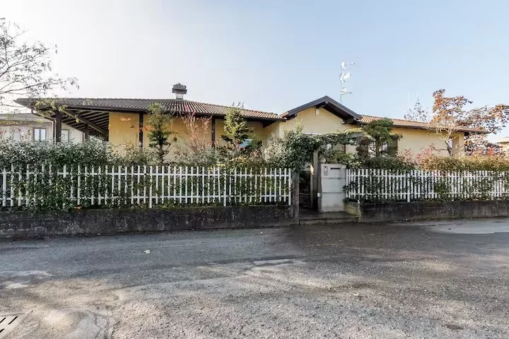 Corporate Housing  6/8 posti letto con giardino privato e ampio parcheggio interno | Cassano Magnago Varese | Milanello ! RaDa Home Malpensa 