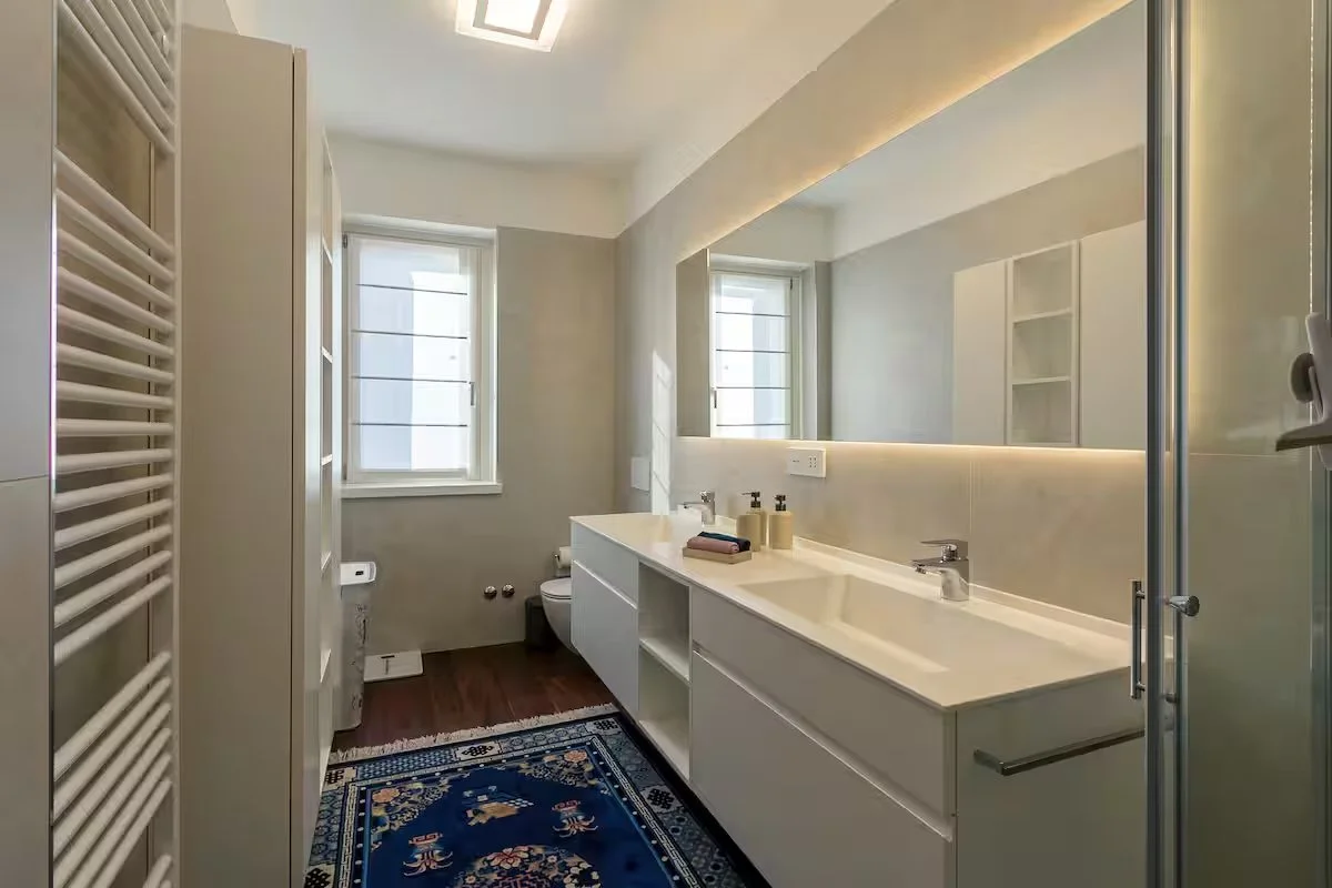Bagno padronale e riservato in camera presso Villa Ceratti Cassano Magnago | RaDa Homes Corporate Housing 