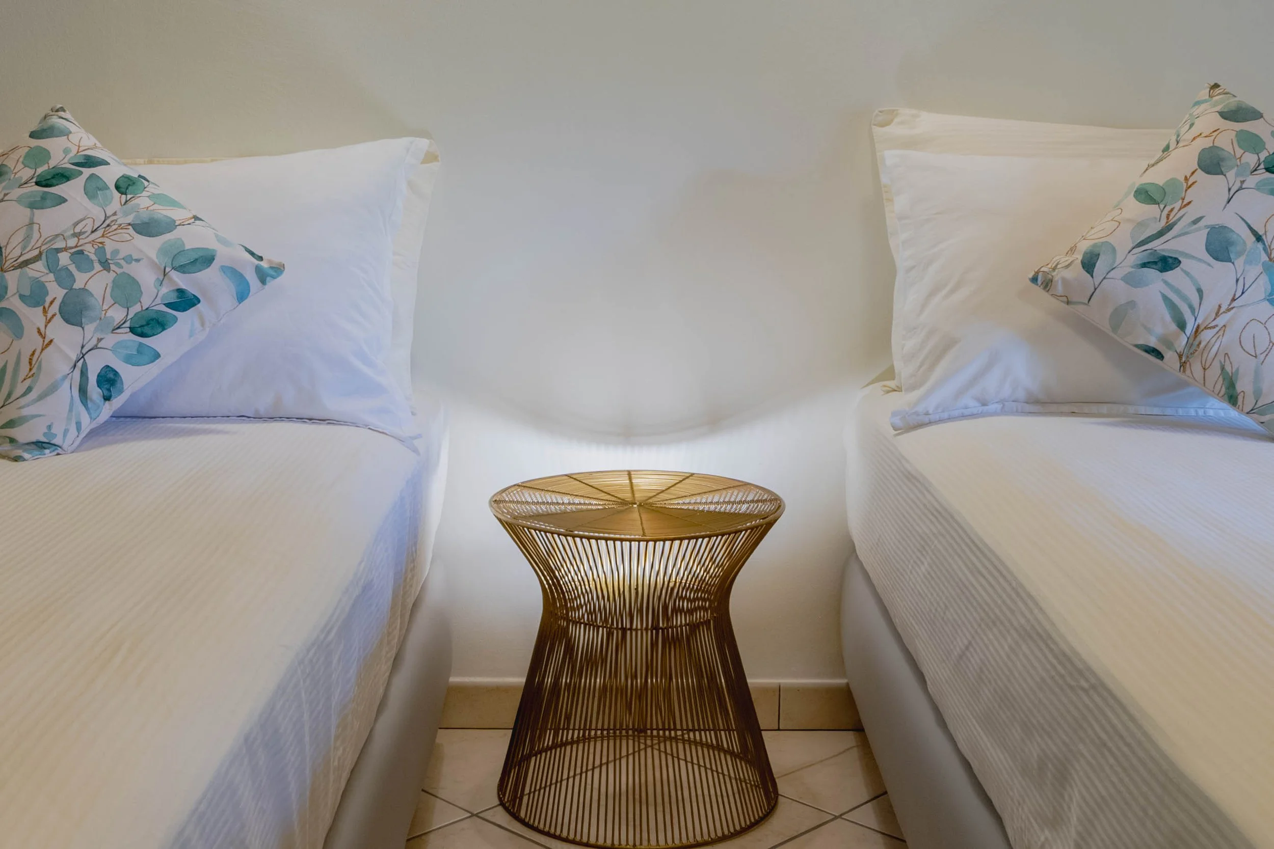 La camera Aura Room – nasce per chi desidera non solo dormire, ma sentirsi accolto in un’atmosfera morbida e rigenerante