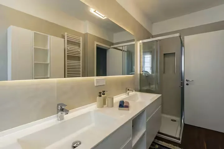 Bagno padronale e riservato in camera presso Villa Ceratti Cassano Magnago | RaDa Homes Corporate Housing