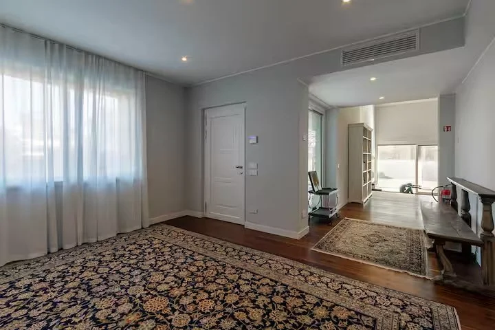 Prestigiosa villa di 180 mq su unico piano adatta a riprese cinematografiche e shooting fotografici | Grande parcheggio interno per mezzi aziendali | Telecamere di sorveglianza esterne e allarme | Villa Ceratti - Cassano Magnago | RaDa Homes 