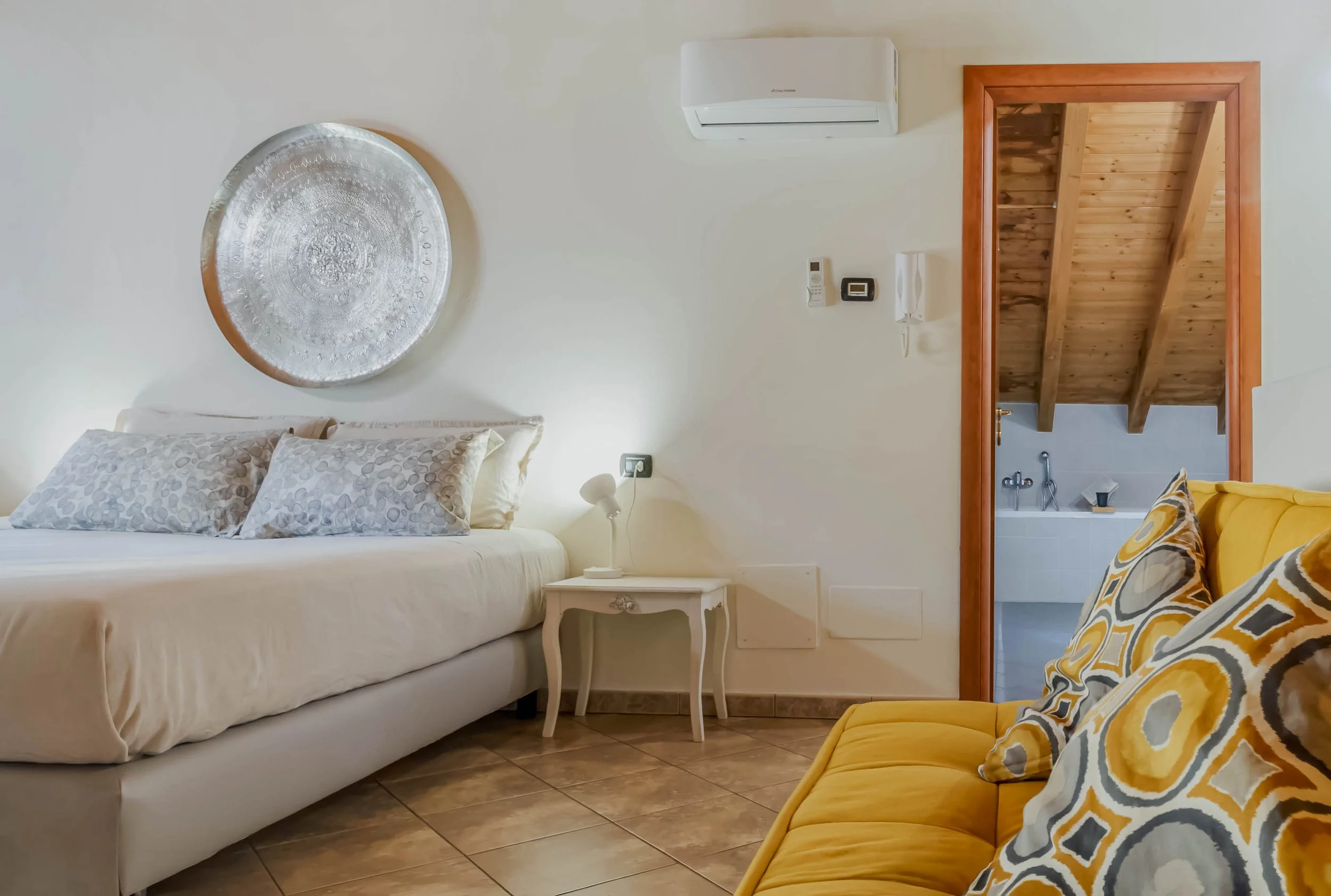 Stanza privata uso fortesteria in villa 6/8 posti letto | Adatta per lunghi periodi | Squadre di operai e tecnici trasfertisti | WI-FI e aria condizionata | Cardano al Campo | RaDa Homes di Daniela Raparoli 
