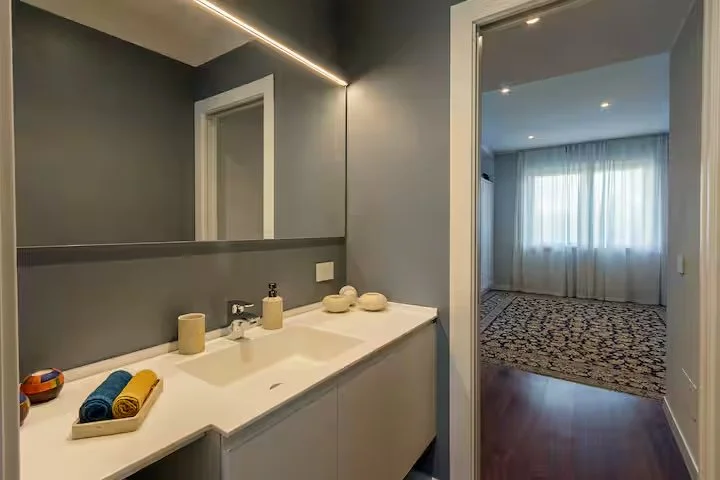 Bagno di servizio in Villa Ceratti , La casa è composta da tre camere e tre bagni , per 6/8 persone . Cassano Magnago - Rho Fiera - Milanello - MXP | RaDa Homes 
