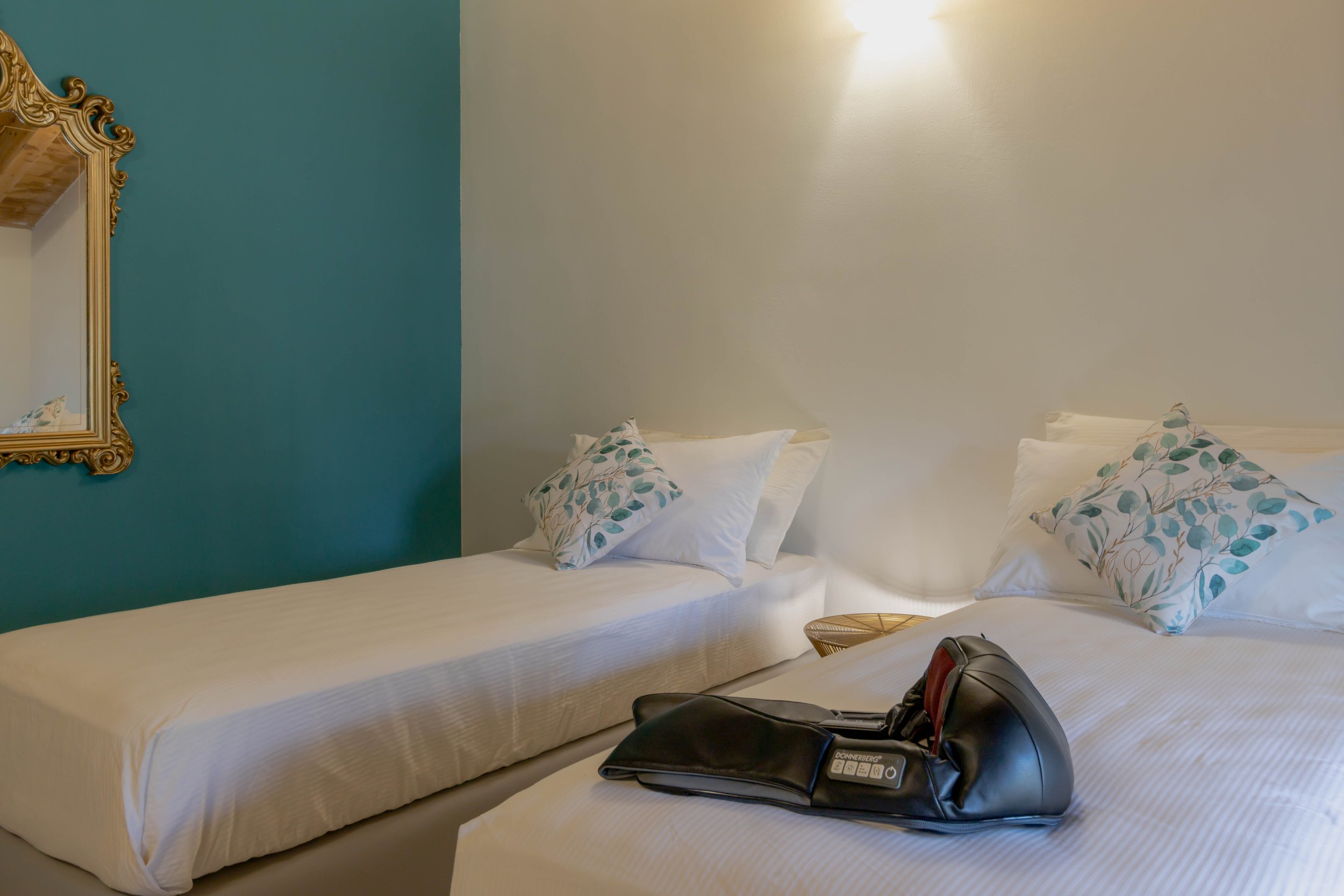 La camera Aura Room – custodisce un angolo dedicato al benessere con un massaggio rilassante per spalle e schiena