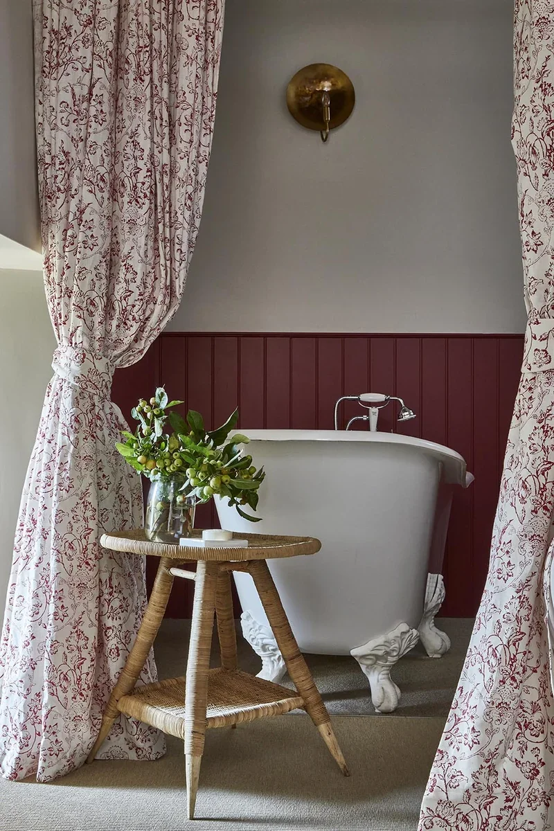 Roll top bath in the main bedroom of Great East