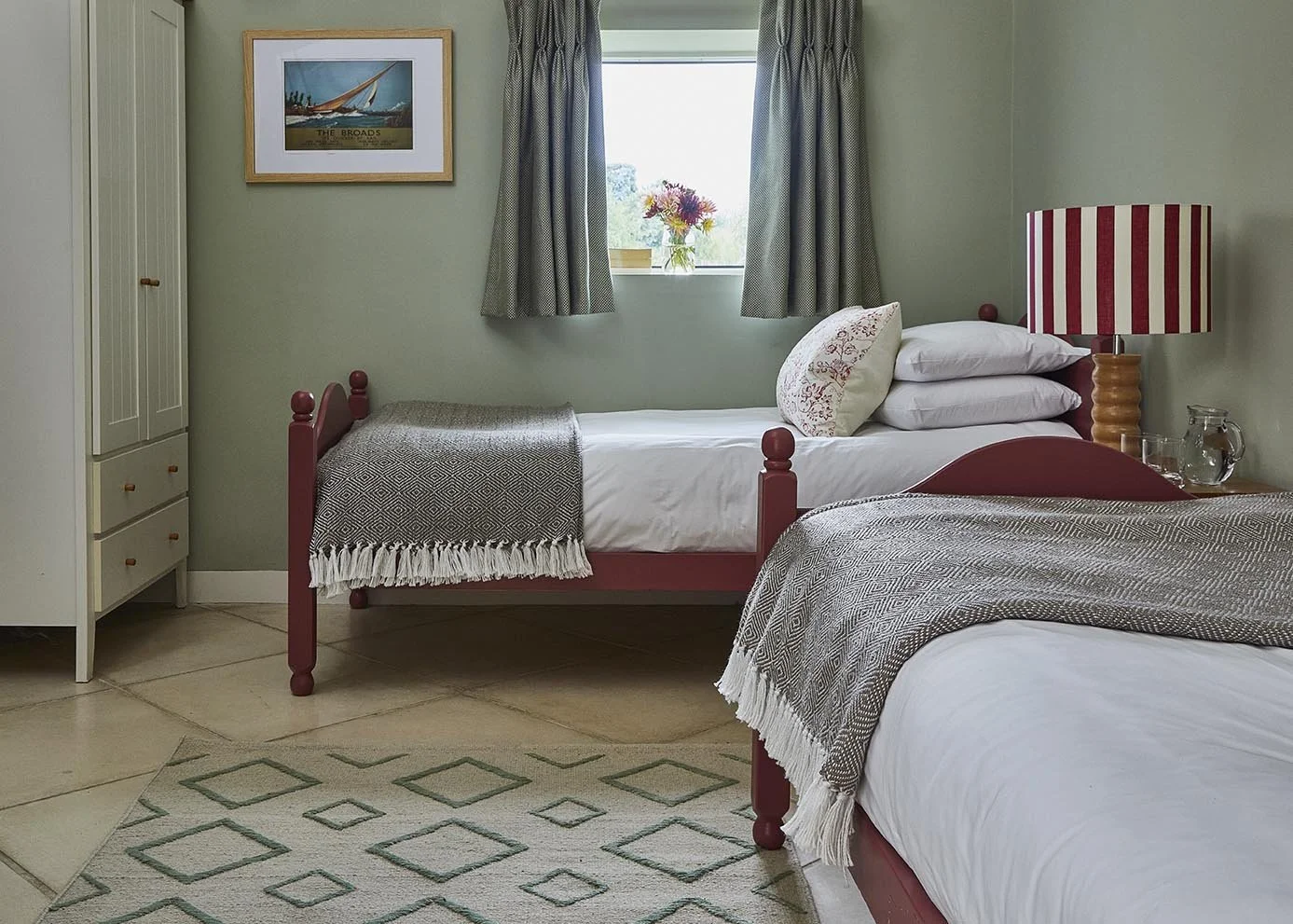 A characterful twin bedroom with a secret nook and en-suite perfect for children