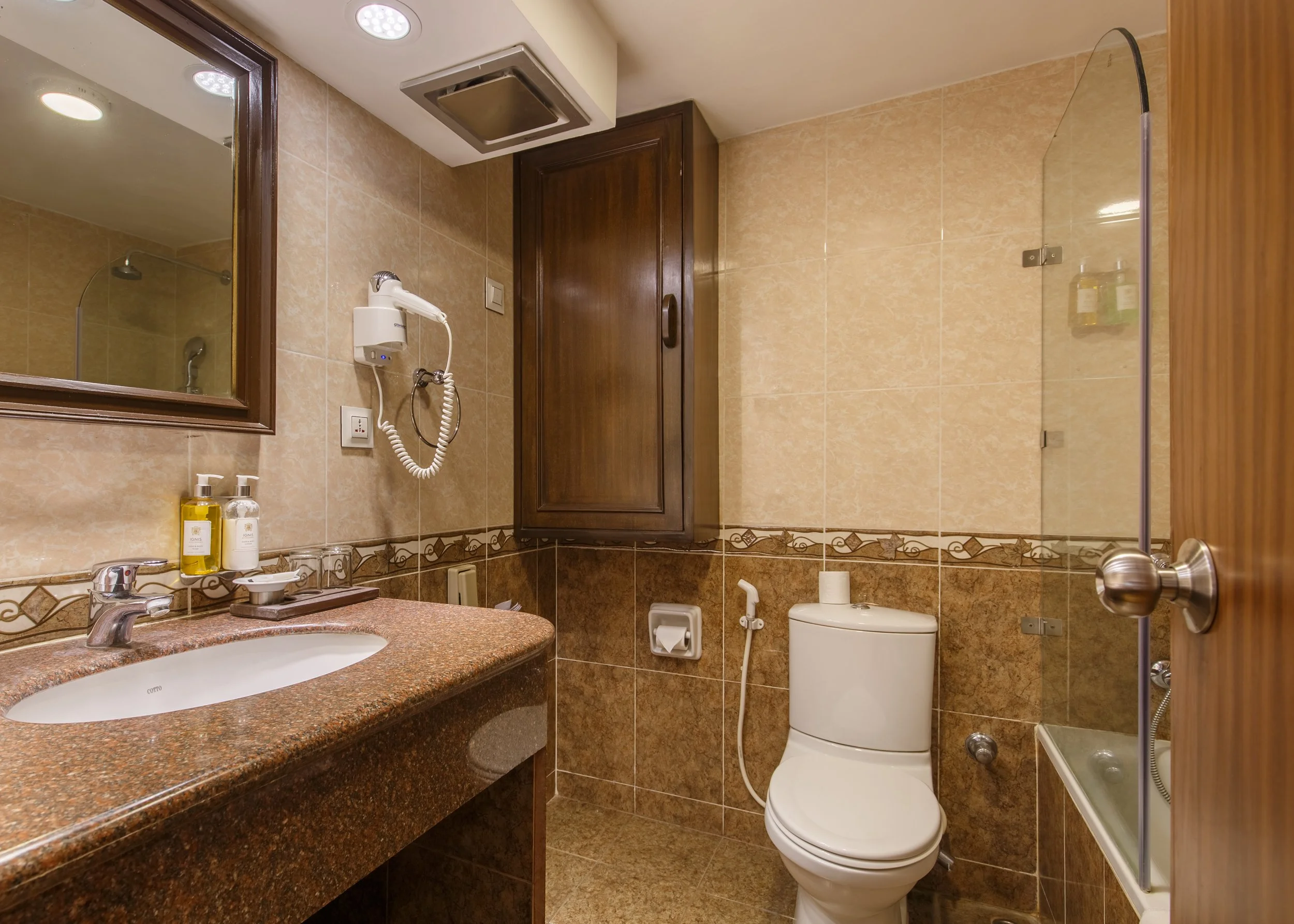 9-Deluxe Suite Room 701 Bathroom_5D3_5953_sm.jpg (Copy)