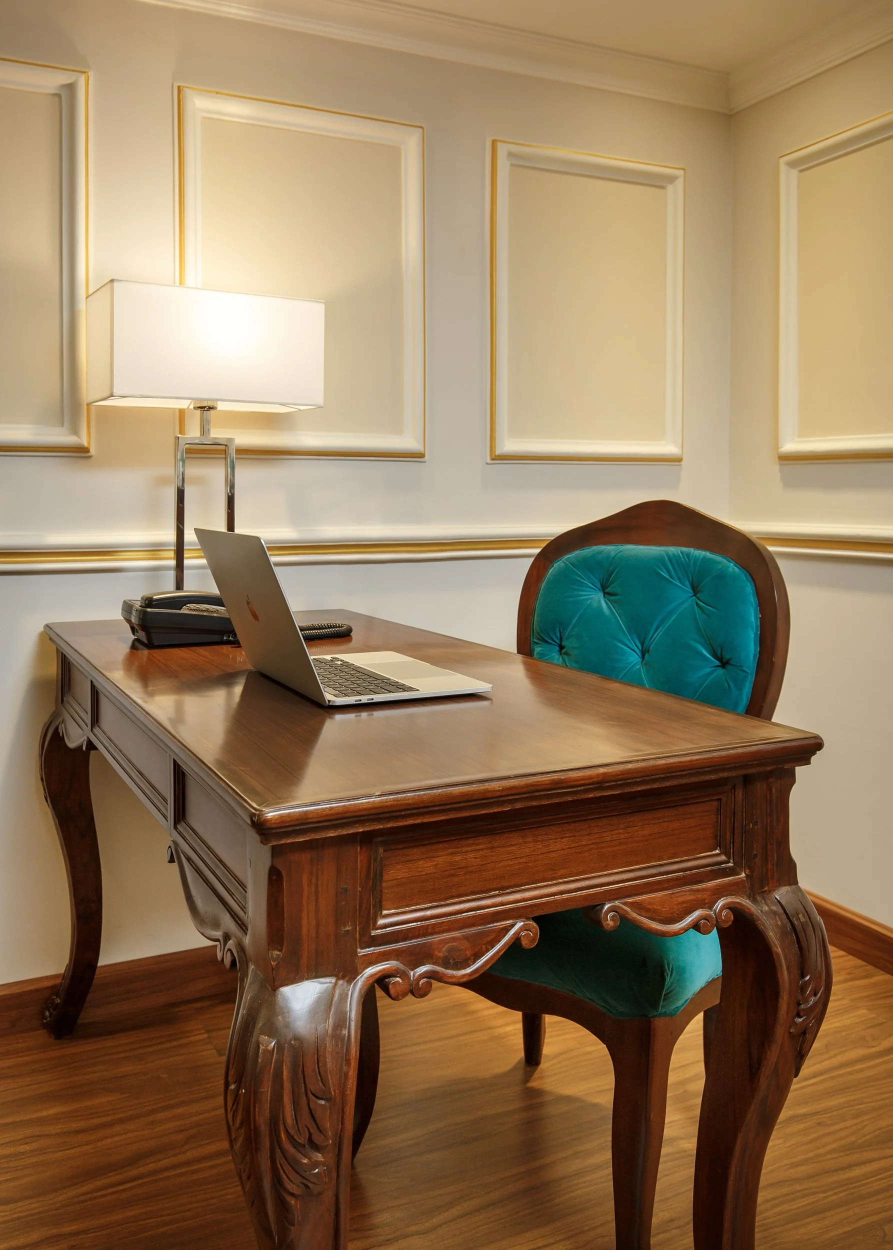 8-Deluxe Suite Room 701 Working Table_5D3_5935_sm.jpg (Copy)