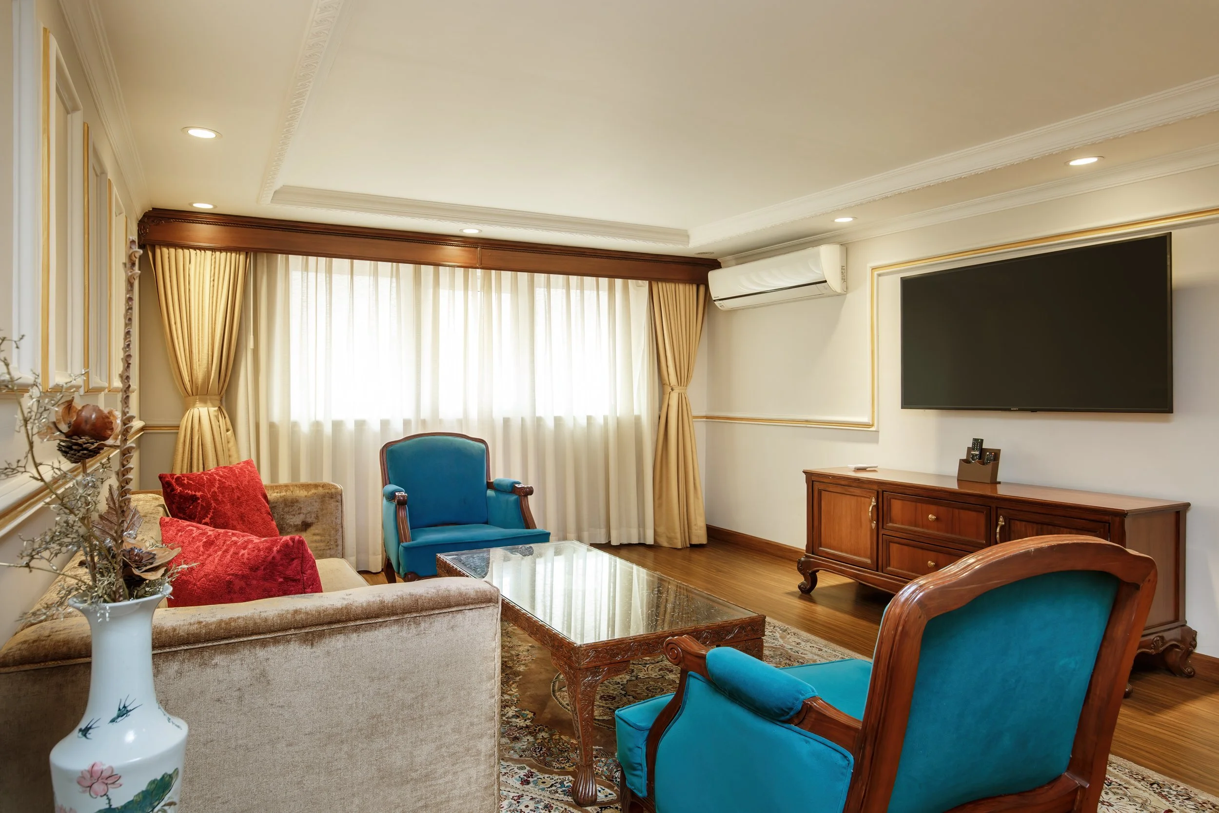 3-Deluxe Suite Room 701 Living_5D3_5936_sm.jpg (Copy)