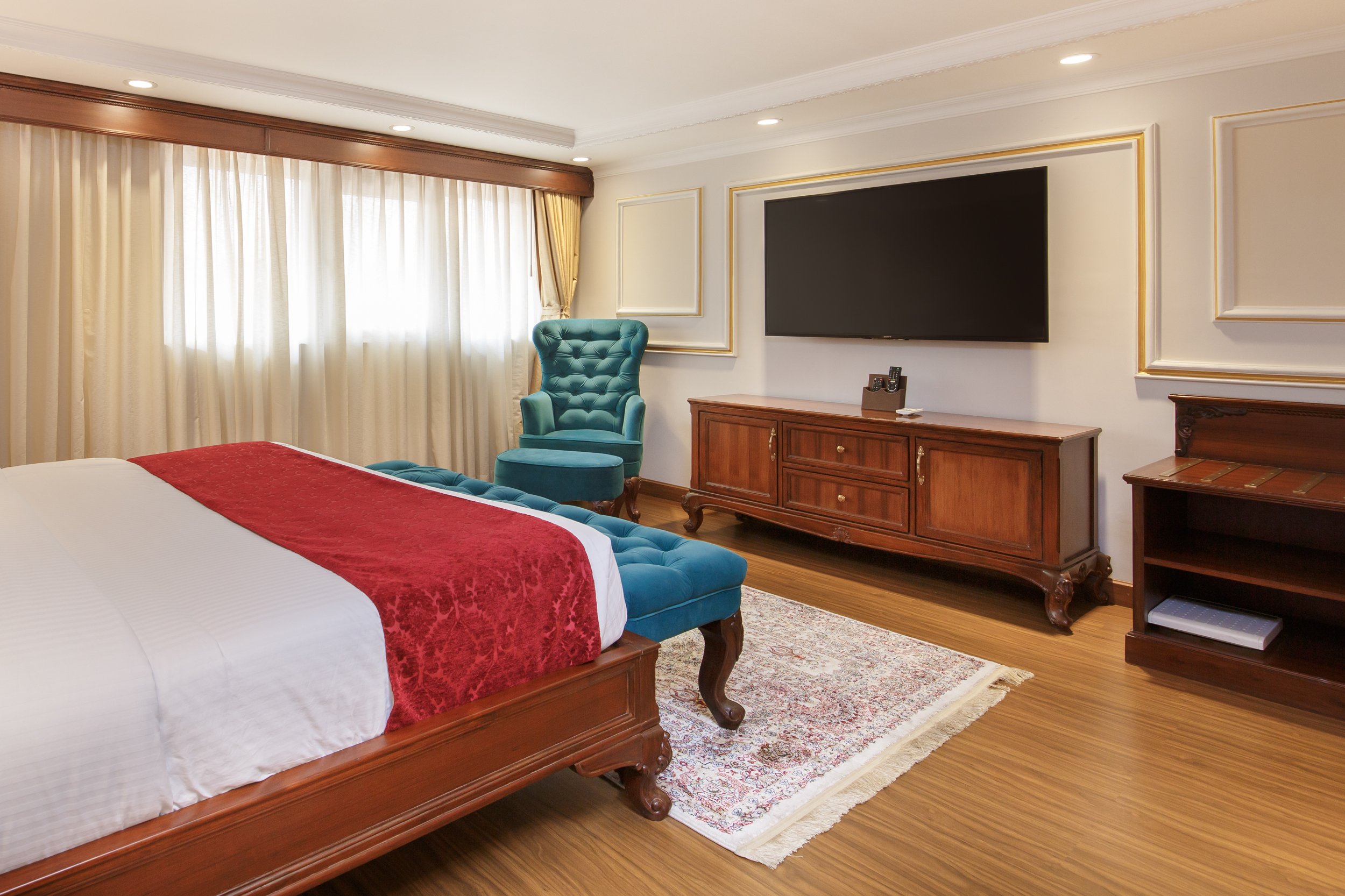 2-Deluxe Suite Room 701 Bedroom_5D3_5900_sm.jpg (Copy)