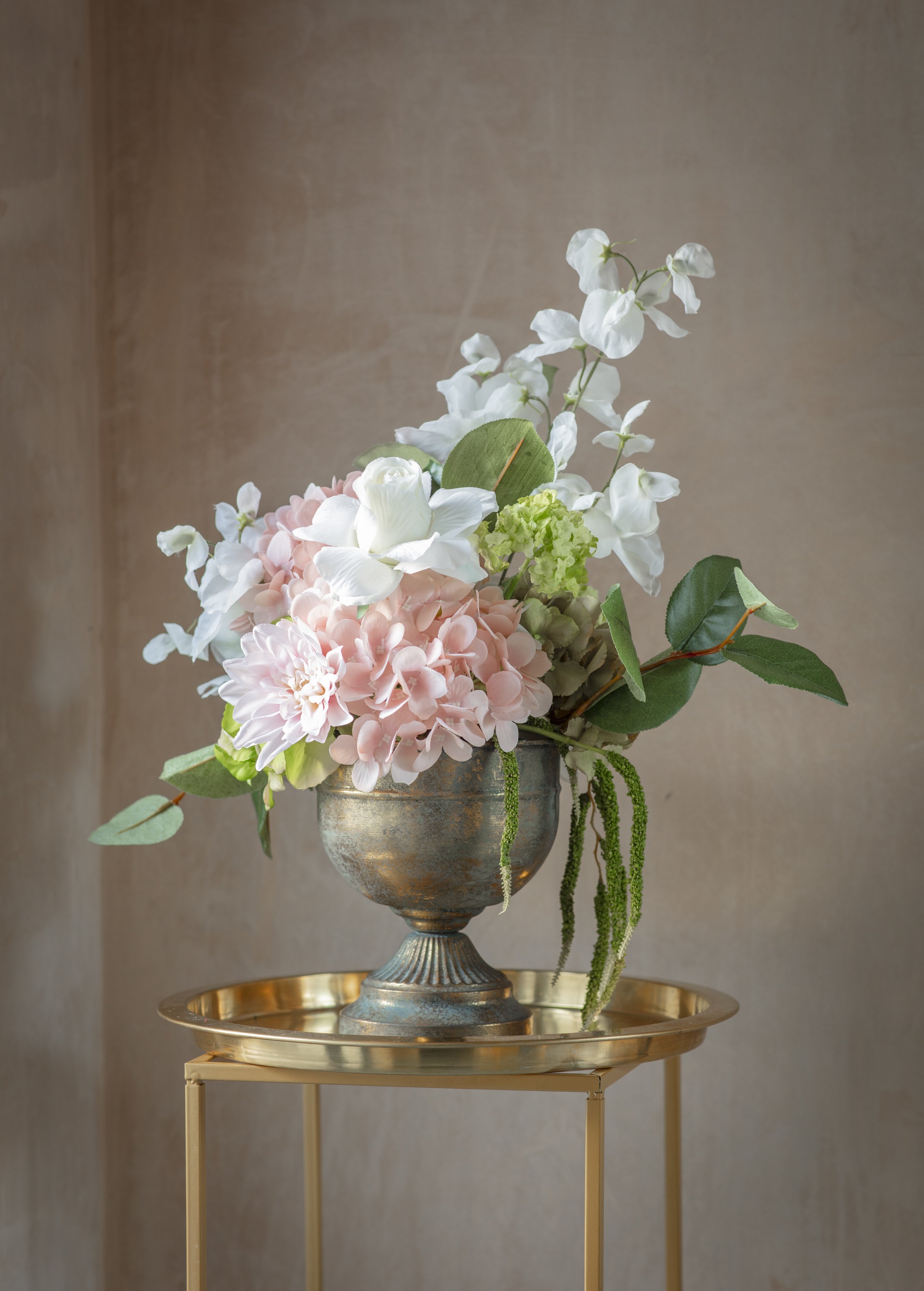 Extra small ur, table piece in wild white base with dual colour customisation and hydrangea set