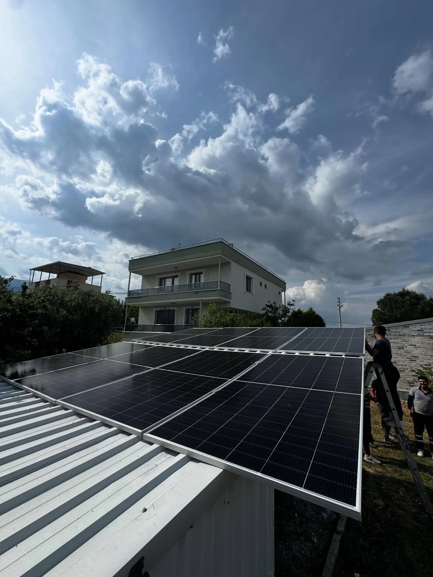 Manisa Karaoğlanlı&rsquo;da Elektrik Faturası D&ouml;nemi Kapandı! ☀️🔋
Manisa Karaoğlanlı&rsquo;da kurulumunu başarıyla tamamladığımız 6 kW G&uuml;neş Enerjisi Sistemi ile bir m&uuml;lk&uuml; daha kendi enerjisini &uuml;reten, tamamen bağımsız bir y