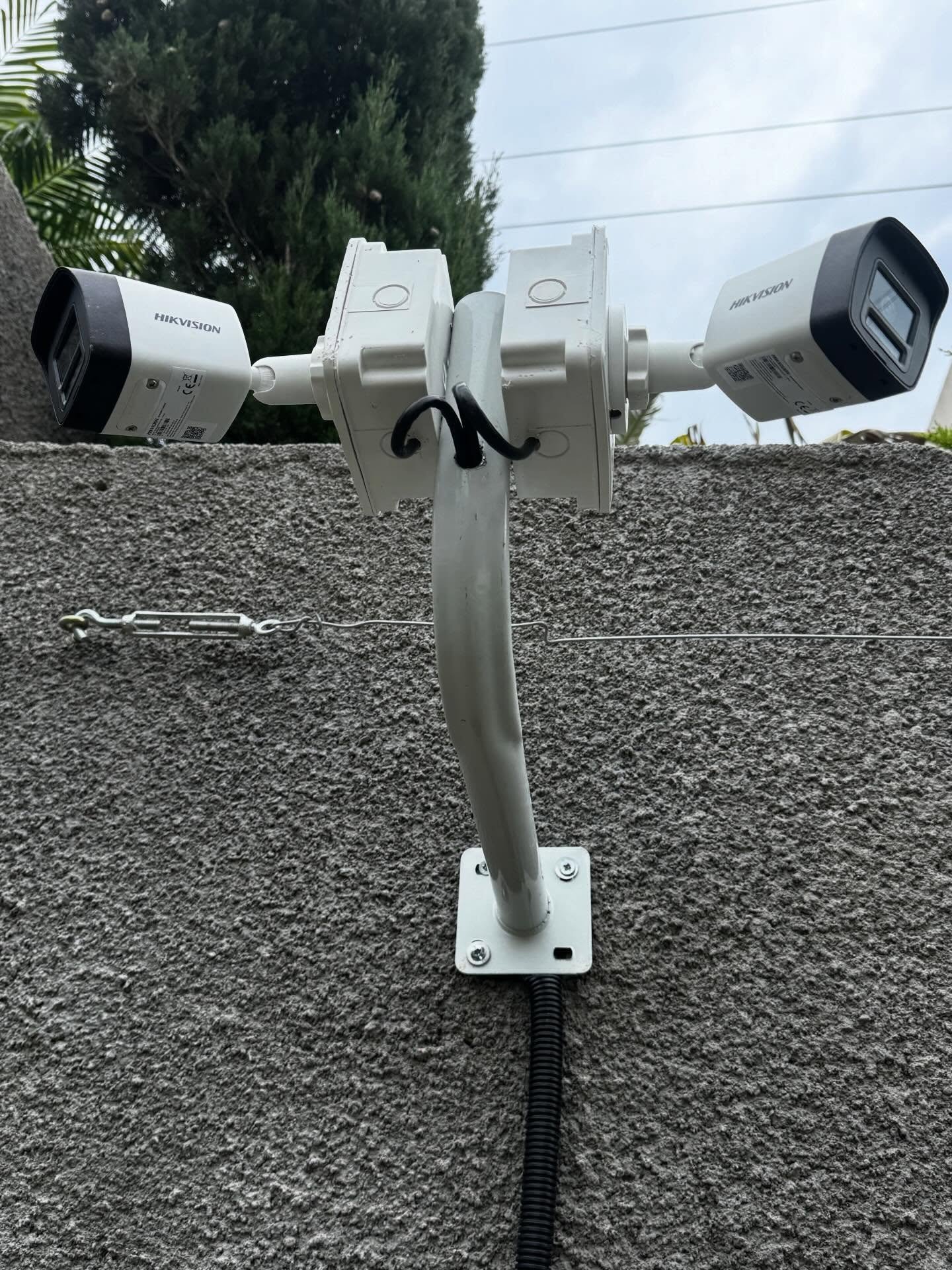 G&ouml;rsel kadar kusursuz, eviniz kadar g&uuml;vende! 💻🔒
Villa ve l&uuml;ks konut projelerimizde, sadece g&uuml;venliğinizi sağlamakla kalmıyor; evinizin mimari estetiğini bozmayacak, tertemiz ve profesyonel iş&ccedil;ilikle &ccedil;&ouml;z&uuml;m