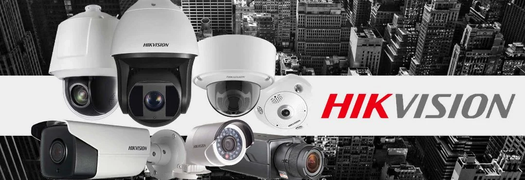 Hikvision markalı farklı güvenlik kameraları şehir manzarasına karşı sergileniyor.