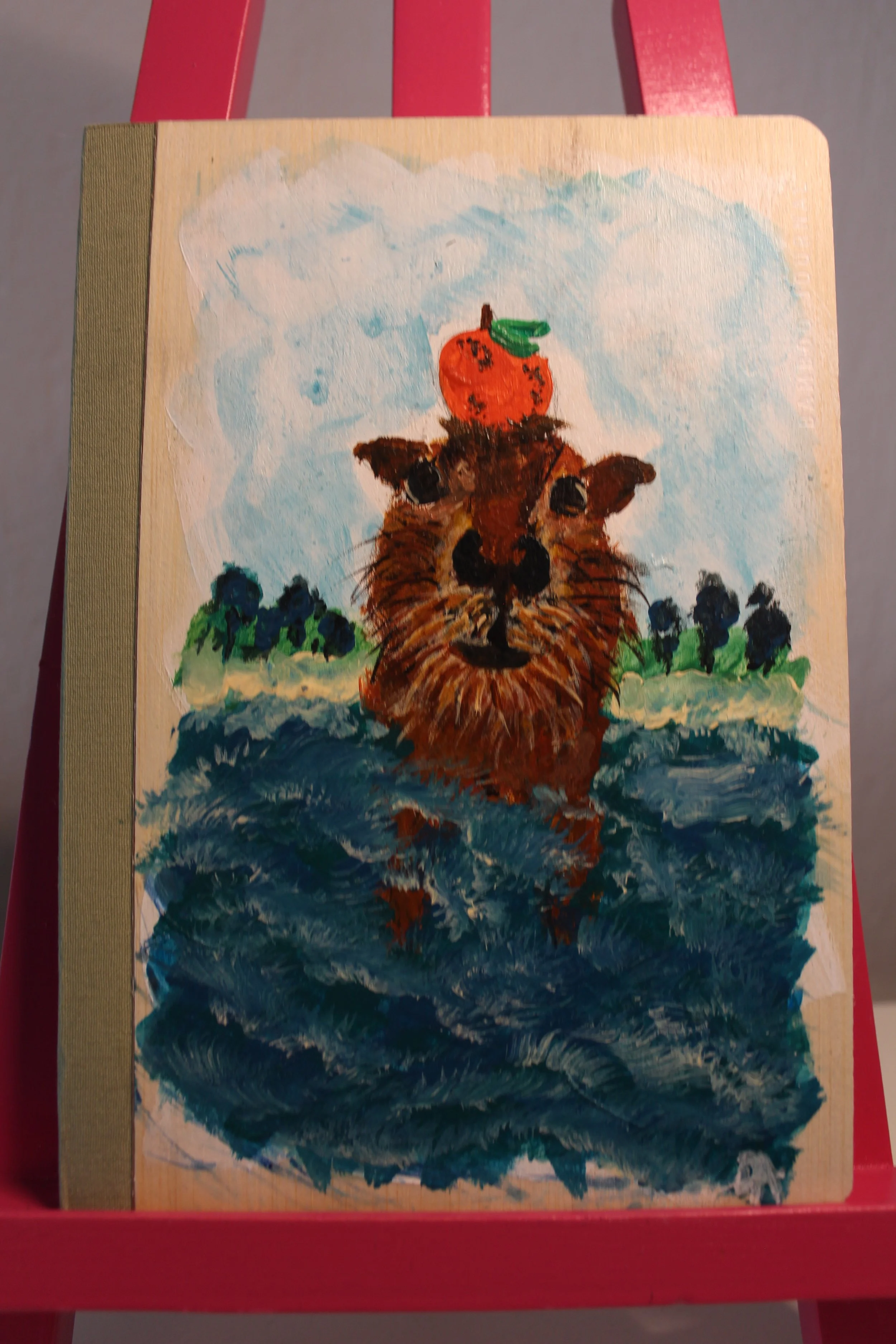 Schwimmendes Capybara mit Orange