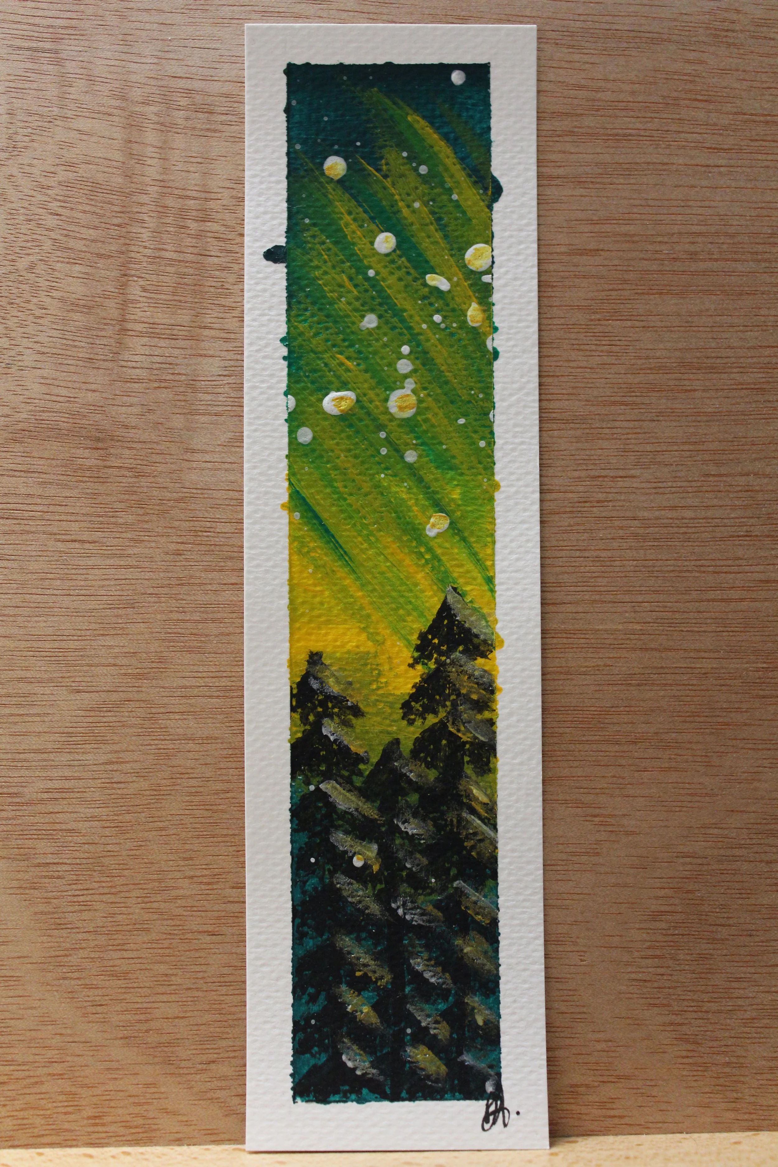 Buchzeichen nächtlicher Wald unter Polarlichtern