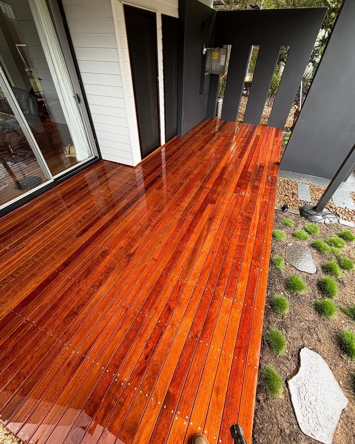 A little deck we completed a few months ago to transform this clients front entry from old cracked tiles to beautiful stained Merbau decking.

⬛️If you&rsquo;ve been dreaming about transforming your front entry get in touch!
⬛️Free quotes on small pr