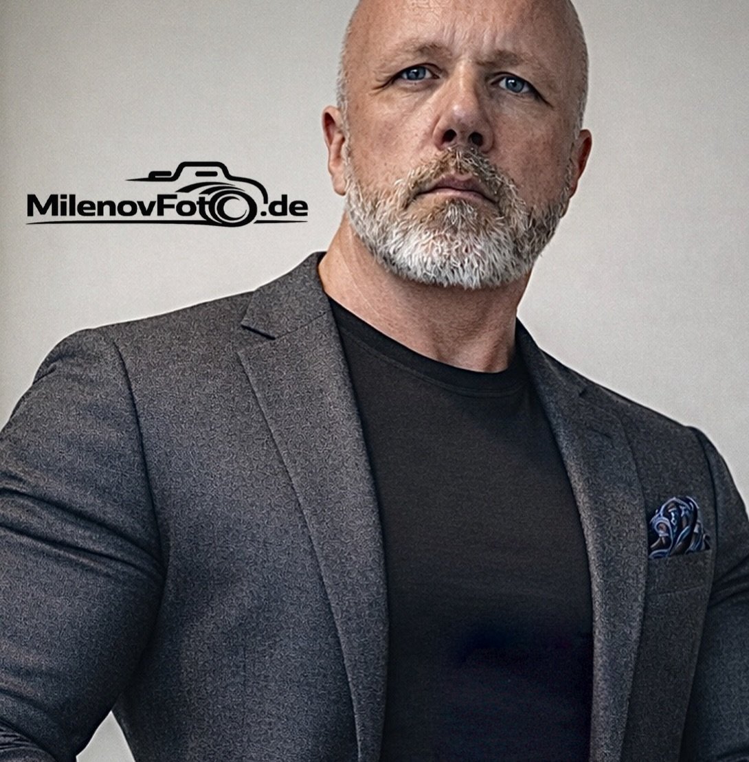 Professional Business &amp; Corporate Portrait Photography in Berlin.

Modern headshots for LinkedIn, CV / Lebenslauf, personal branding and corporate image.

Professional on-location photo sessions for companies, executives, entrepreneurs and profes