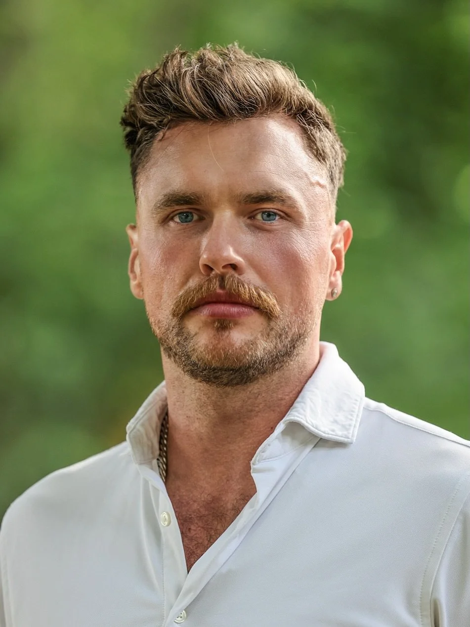 Professional Business &amp; Corporate Portrait Photography in Berlin.

Modern headshots for LinkedIn, CV / Lebenslauf, personal branding and corporate image.

Professional on-location photo sessions for companies, executives, entrepreneurs and profes
