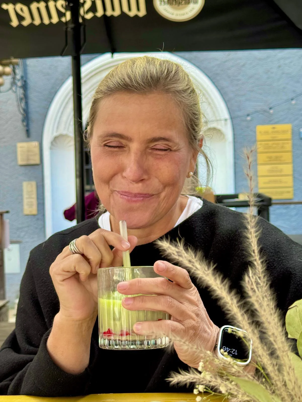 Annett, Gründerin von MatchaMallow, trinkt einen Iced Matcha Latte