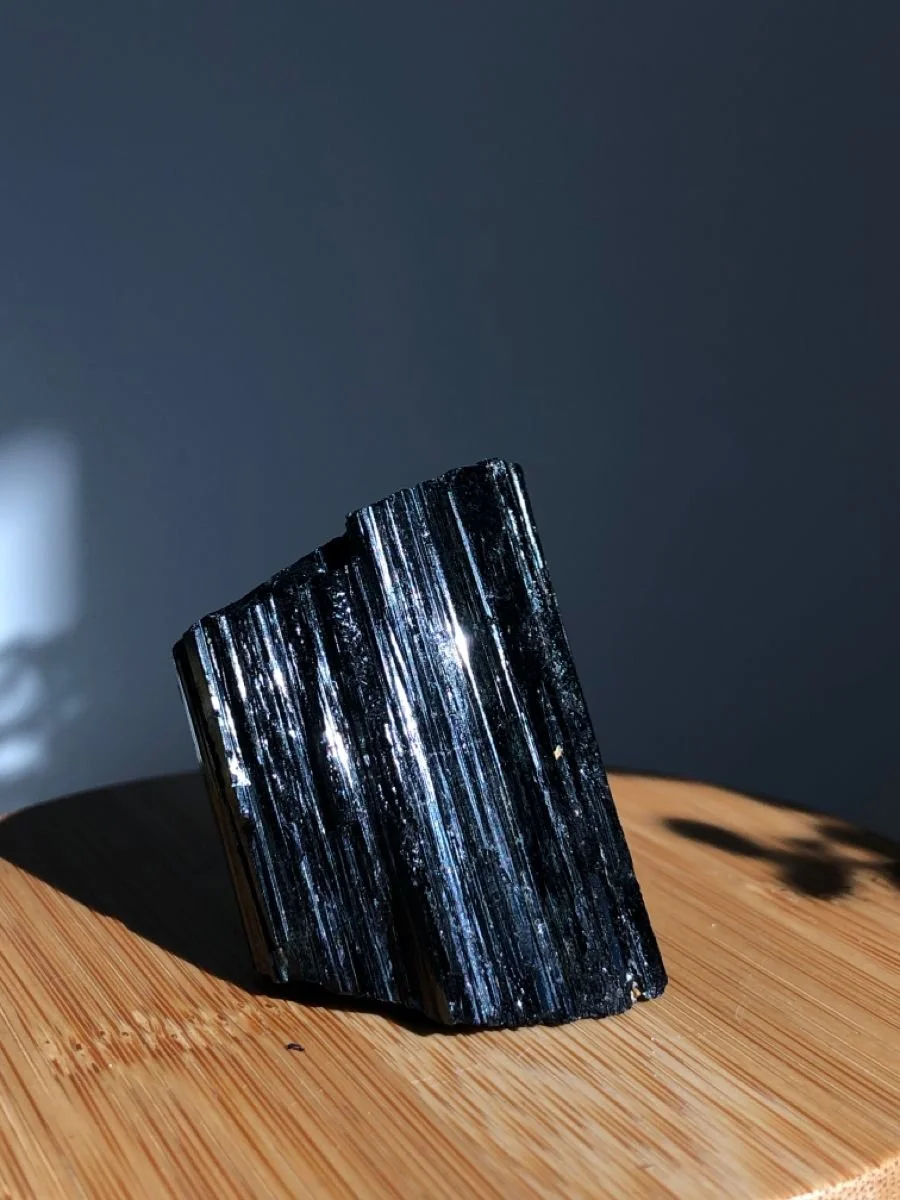 Gisement de cristal de tourmaline noire