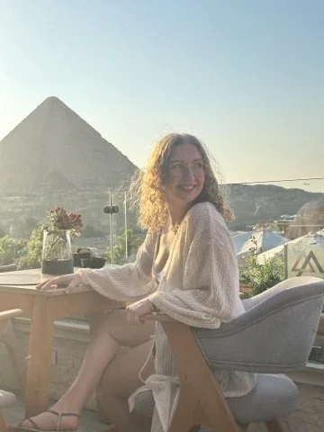 vu du restaurant sur les pyramides de Gizeh en Egylpte