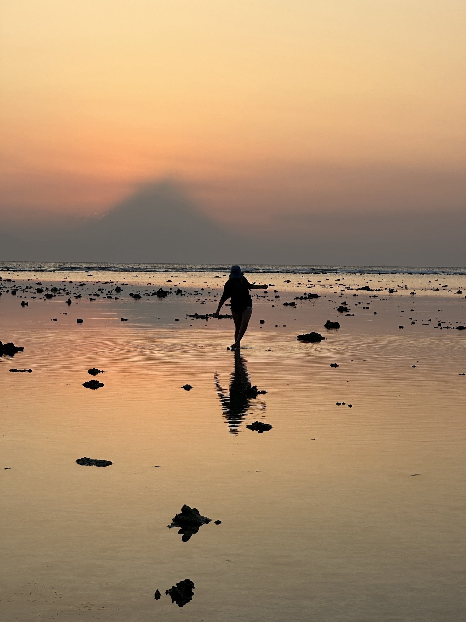 Coucher de soleil sur la mer avec volacan flou en arrière plan