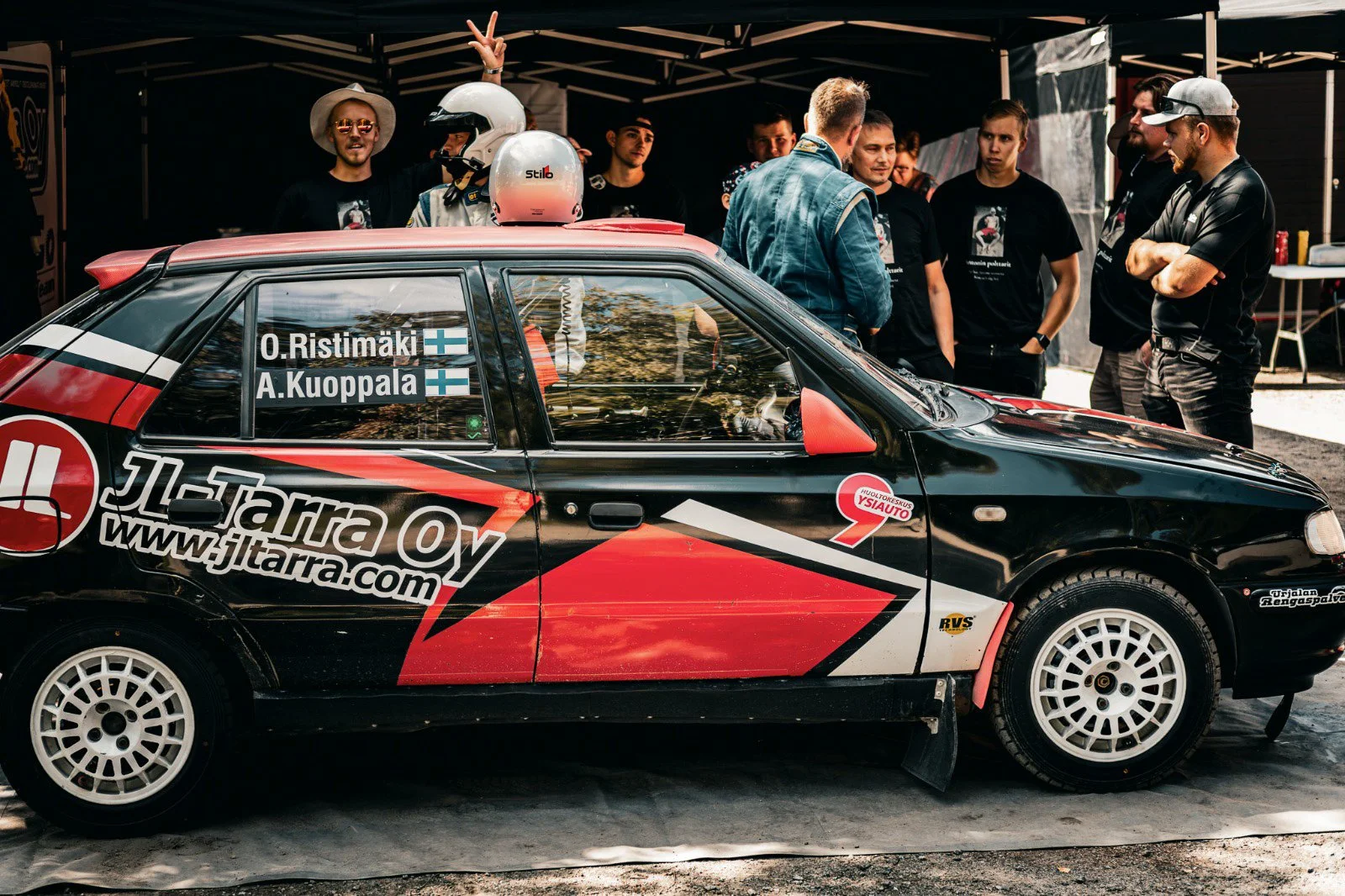 Gogo Rally Teamin ralliauton takana tiimipäivää viettävä seurue