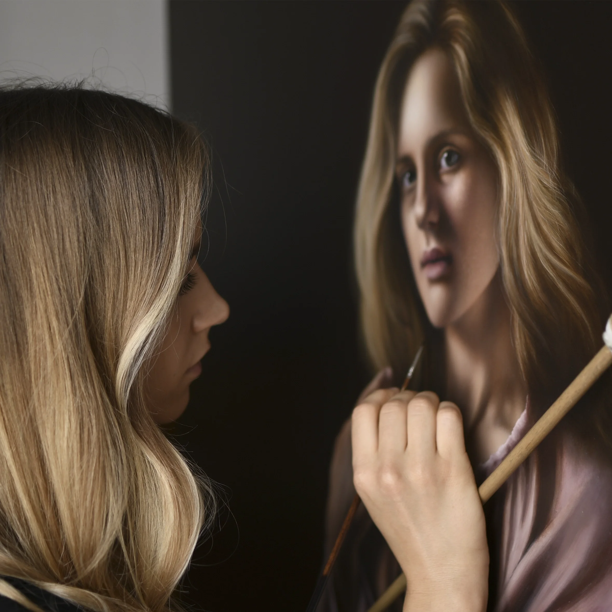 Artist Anna Sumislawska painting a classical portrait of a blonde woman, using traditional oil painting techniques on canvas with cruelty-free, vegan brushes.