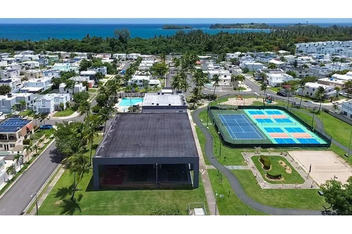 Amenidades - Cancha de Pickeball, Tennis, Baloncesto, BeachVolley + Casa Club con Terraza y Gimnasio Comunal 