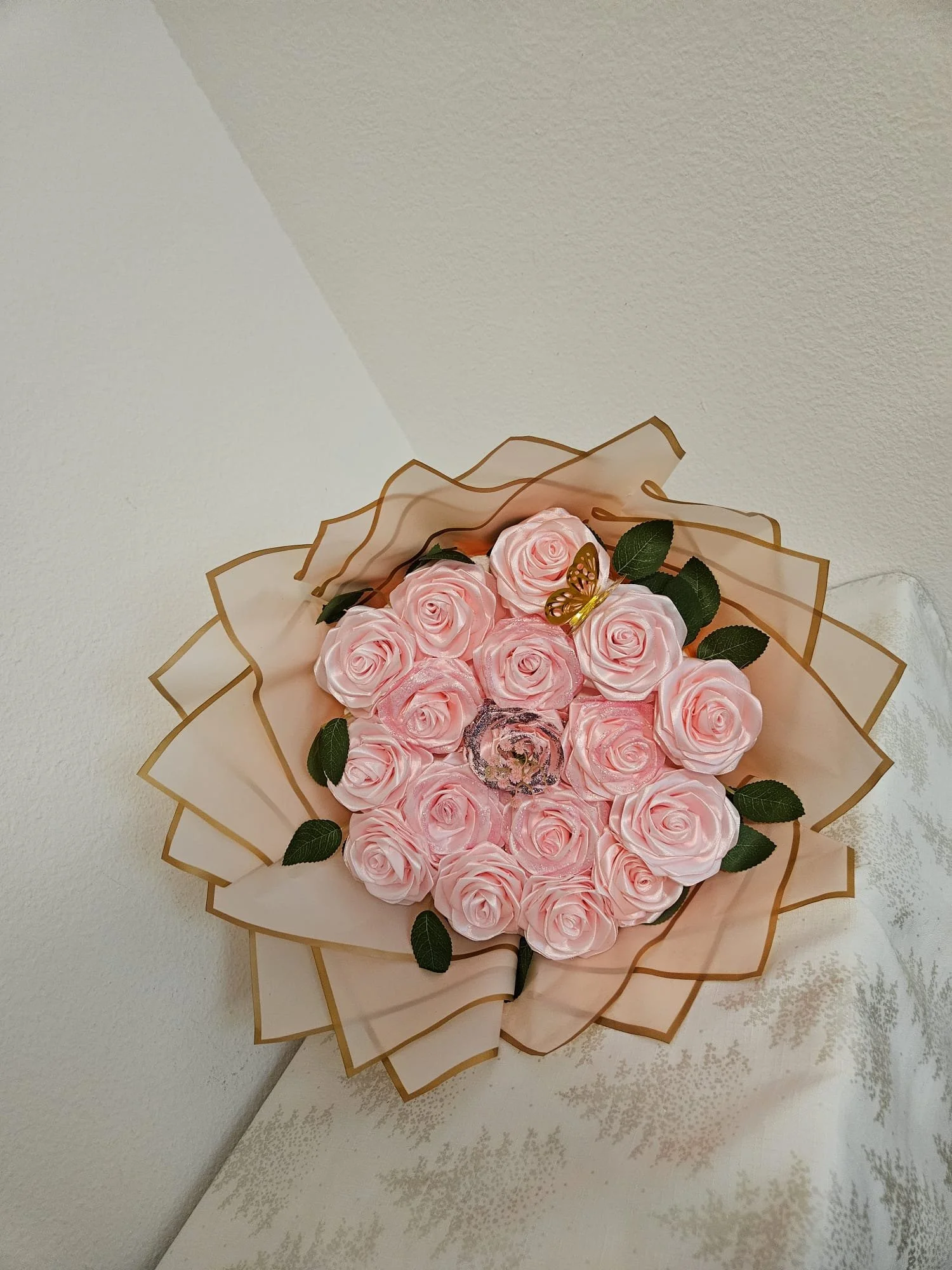 Traum in Rosa: Handgefertigter Luxus-Satinrosenstrauß mit Glitzereffekten