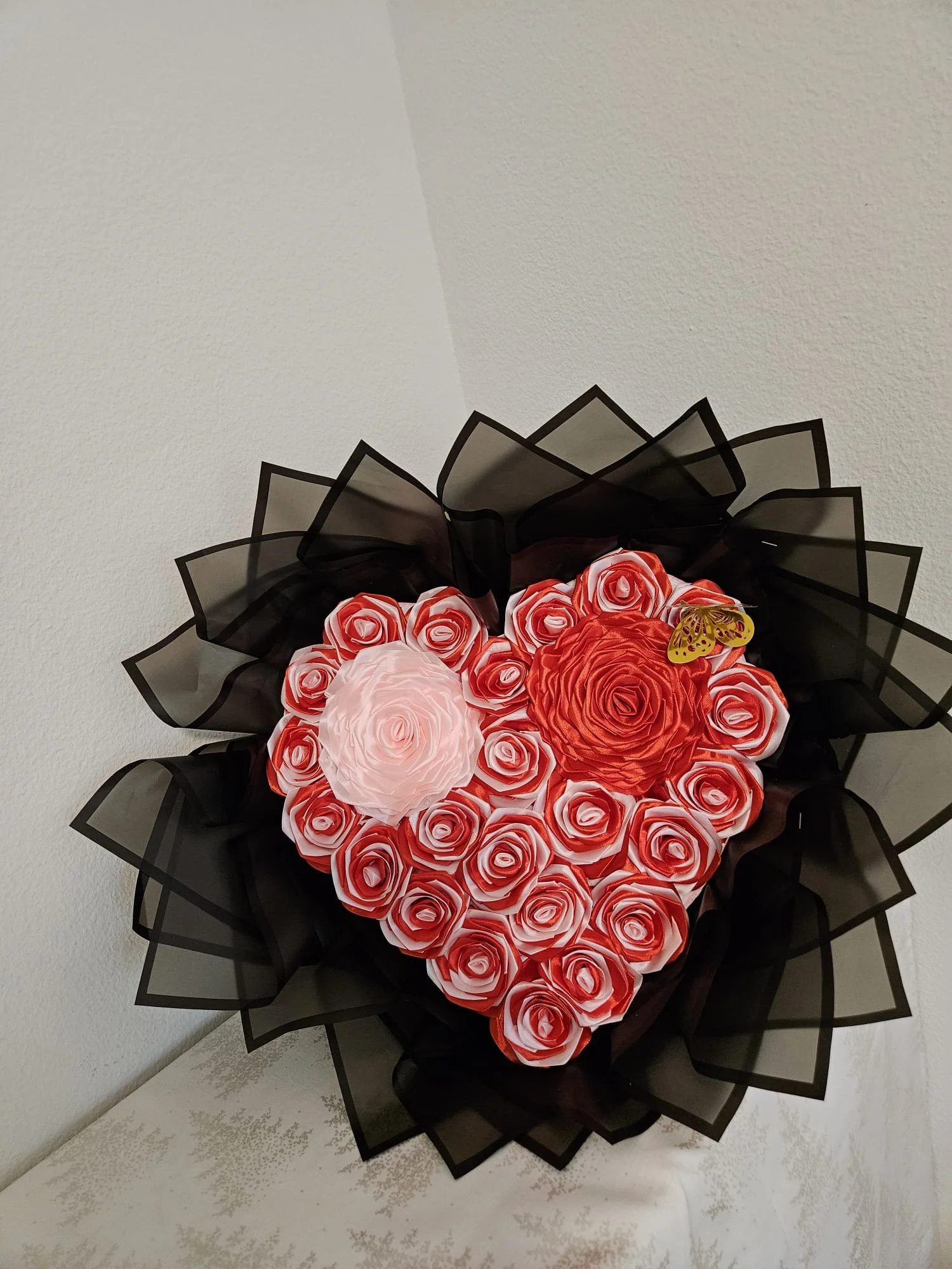 Luxuriöses Satinrosen-Herzbouquet – Romantik, die für immer bleibt