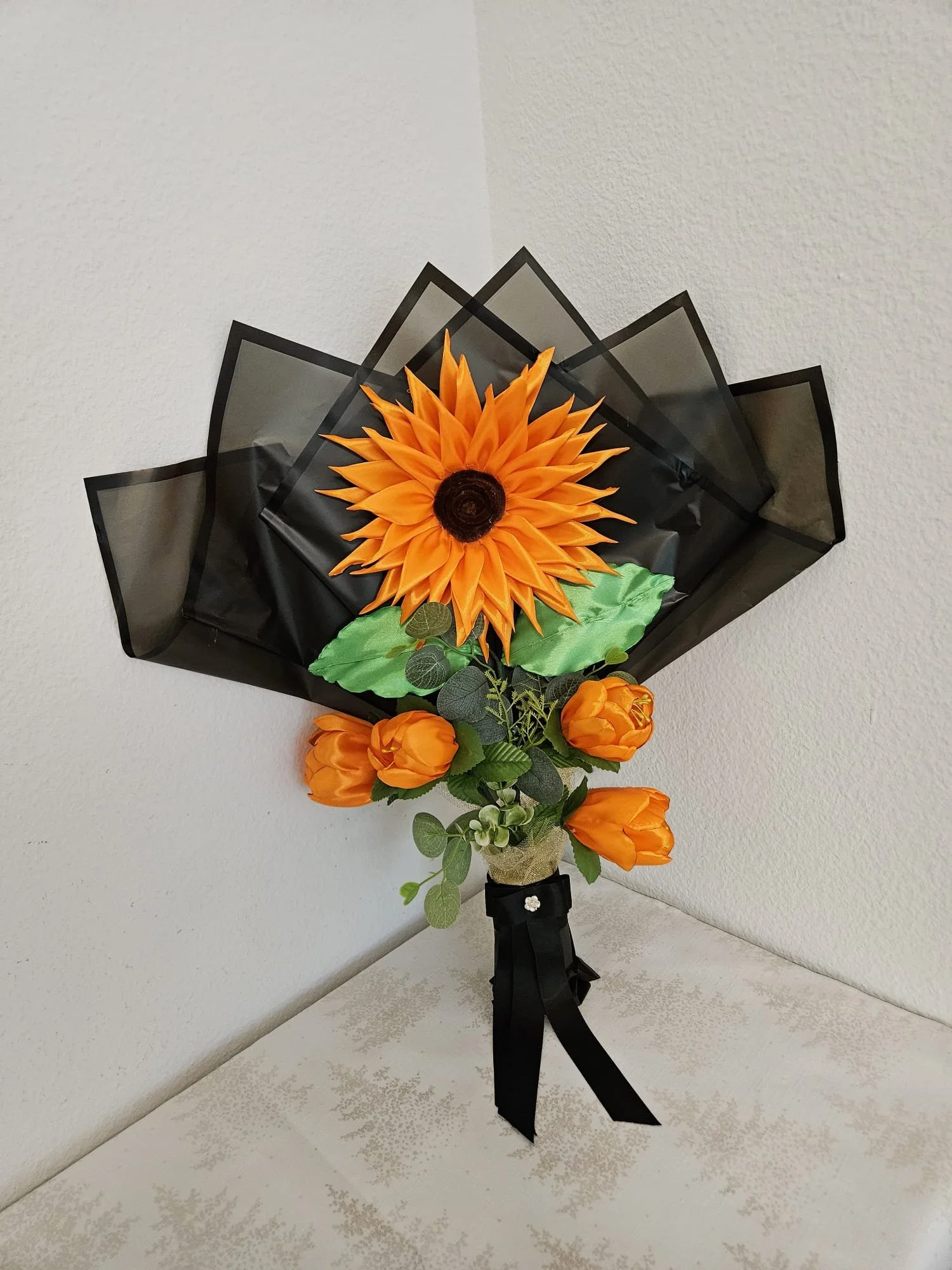 Leuchtende Satin-Sonnenblume im edlen Fächer-Bouquet – Ein Stück Ewiger Spätsommer