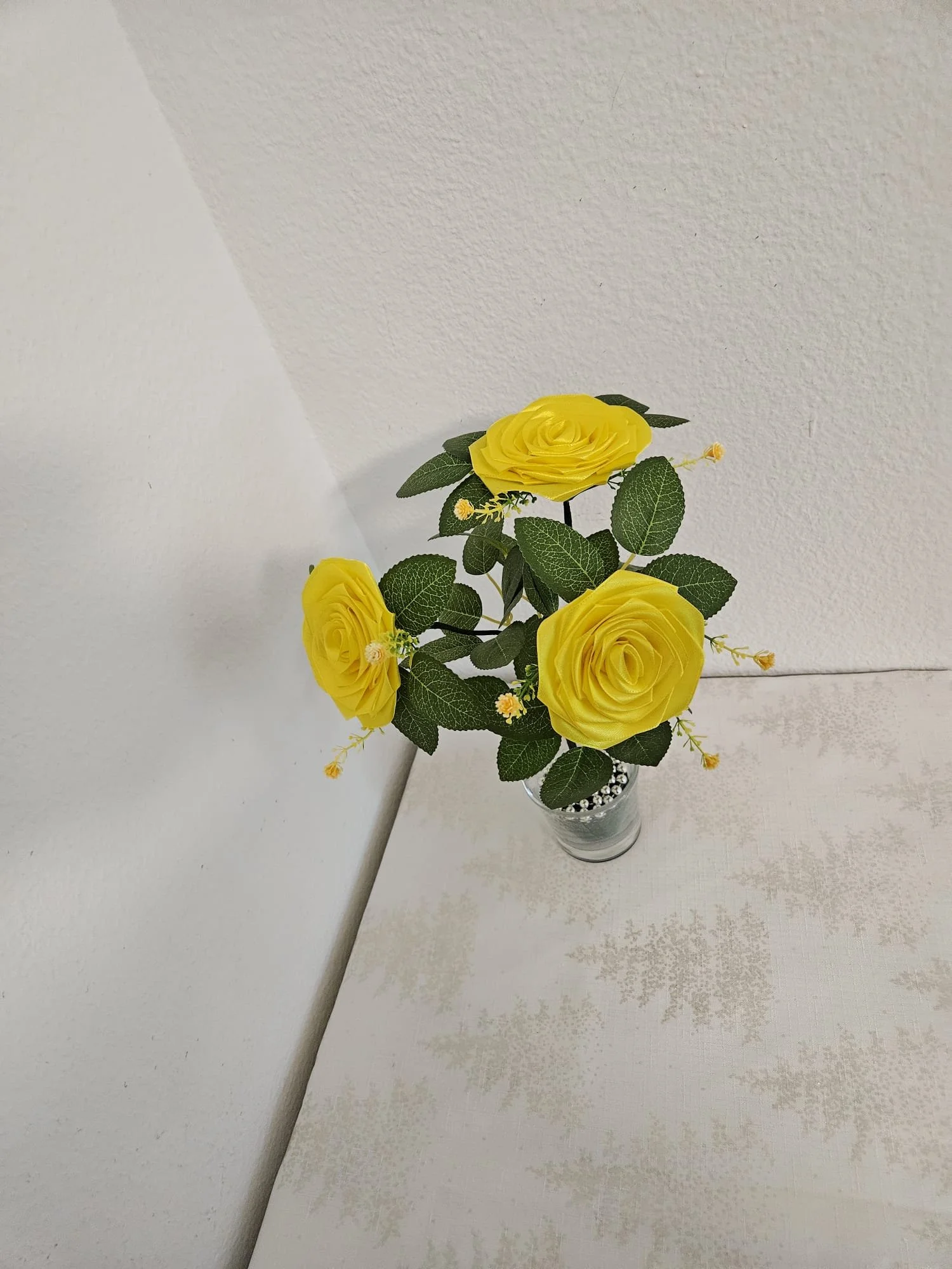 Elegantes Satinrosen-Trio in der Glasvase