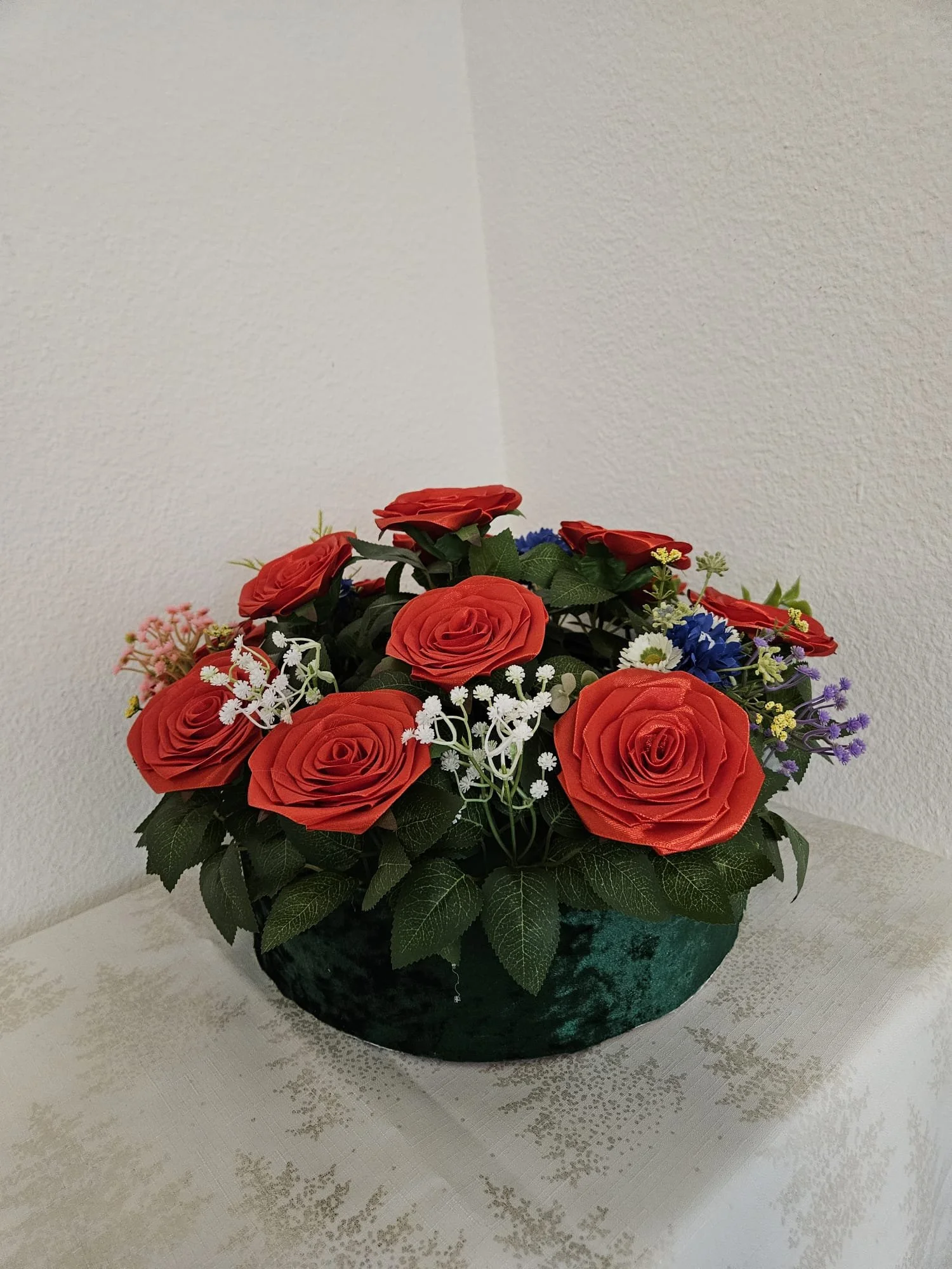 Luxuriöse Rosen-Flowerbox – Zeitlose Romantik im Samt-Design