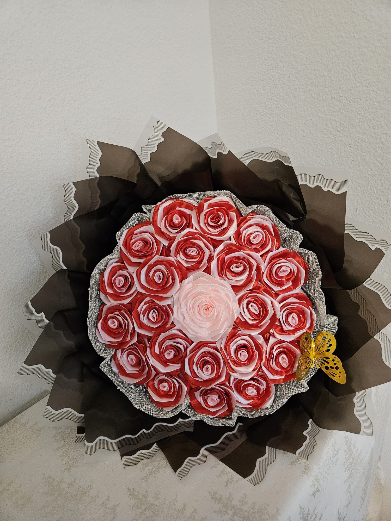 Elegantes Satinrosen-Rundbouquet – Zeitlose Romantik in perfekter Harmonie