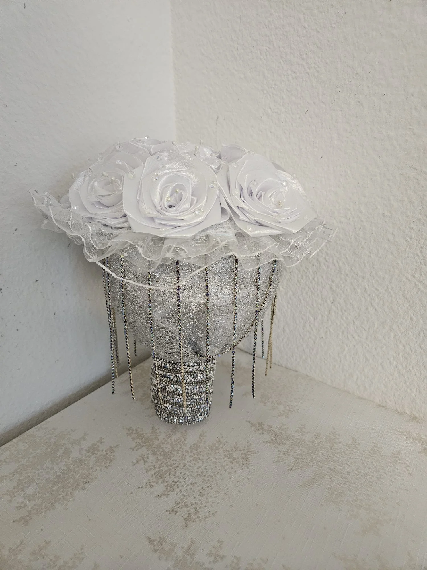 Royaler Rosen-Brautstrauß mit Strass-Wasserfall – Funkelnde Eleganz für den großen Tag