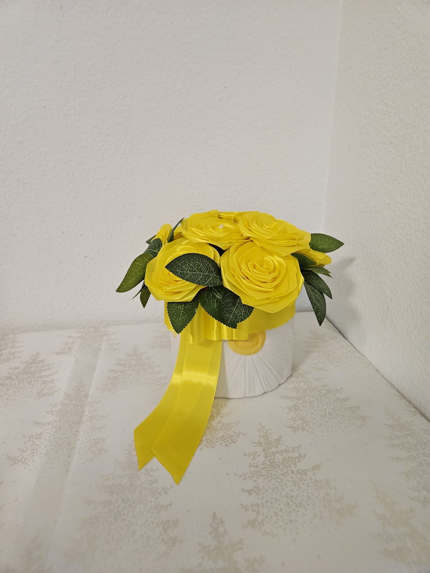 Strahlendes Rosen-Gesteck im Keramiktopf – Sonnenschein für deinen Lieblingplatz
